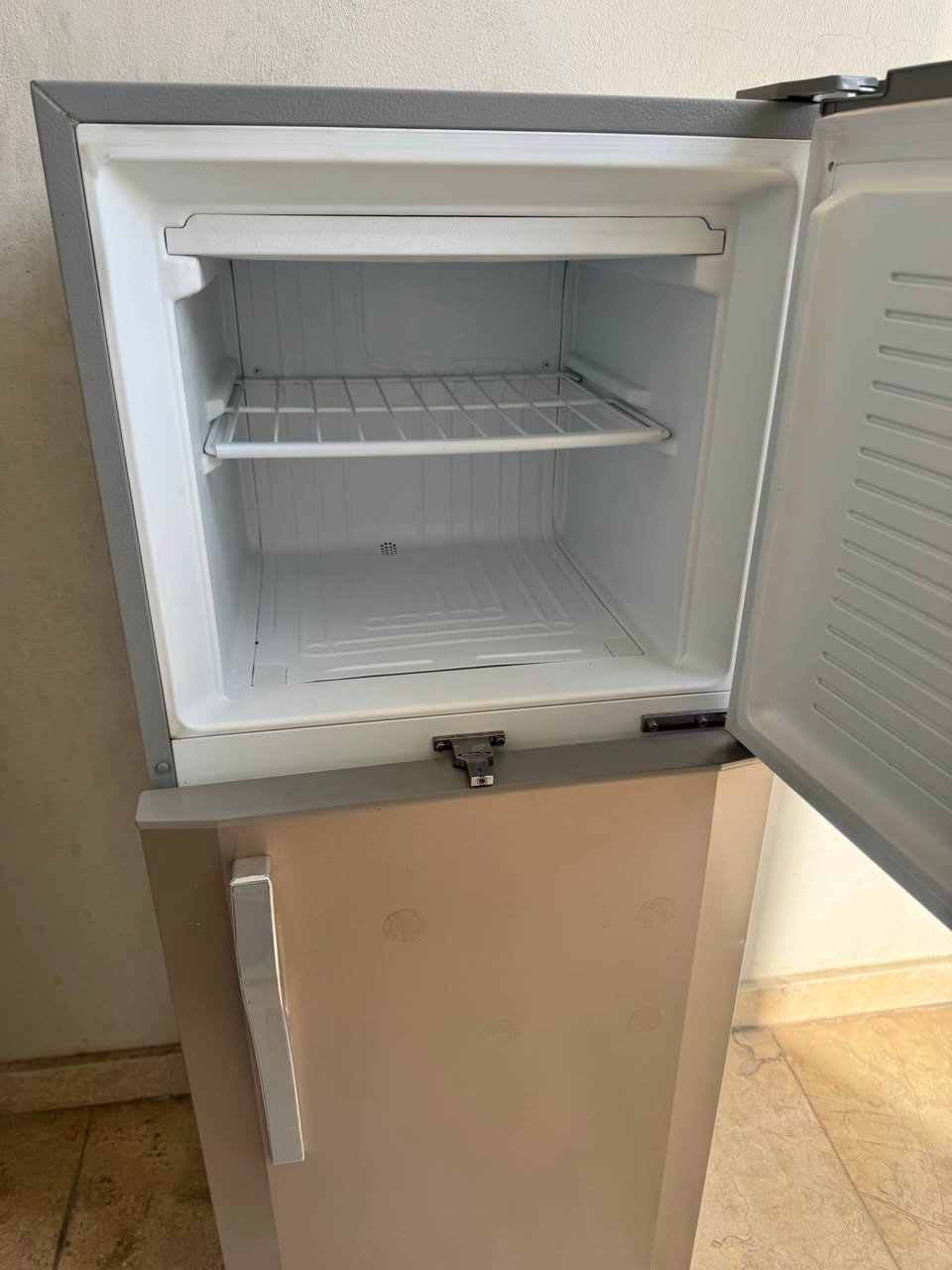 ثلاجه  Hero مستعمله قليل ثلاجه تخبل ونضيفها فريزتها تجميدها كلش حلو استهلاكها للكهرباء قليل تشتغل وطني مولده شغاله 24/24 وسعرها حلو للستفسار الاتصال 
*********** النجف, العراق
