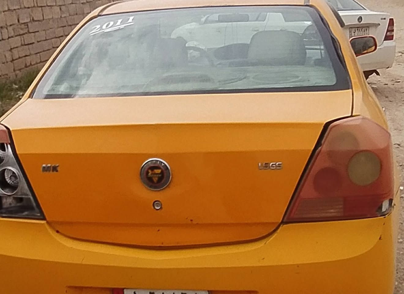 السلام عليكم . جيلي تكسي للبيع موديل 2011  توماتيك محرك كورلا يارس رقم بغداد مشروع وطني الشرعي بالموصل موجود كابون بانزين السنوية باقيله شهر تقريبا هيئة غرامة تاخده مصفرة 
السعر 35 بيه مجال  
رقم تلفون ***********
