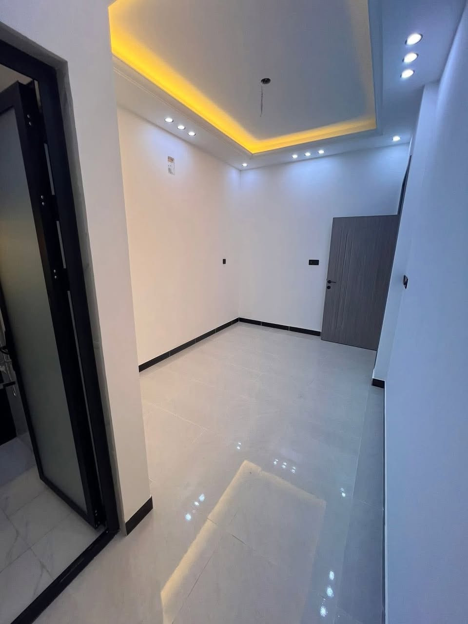 للبيع في السيدية لدى مكتب القيسي للعقار

تونات للبيع

 مساحة كل بيت 50م²     الواجهة 4.20م      النزال 12م 

يتكون كل بيت من 
#الطابق_الارضي صالة ومطبخ وخدمات 
#الطابق_الاول غرفتين نوم وخدمات 
#الطابق_الثاني غرفة نوم وبيتونه وسطح

بناء درجة اولى
واجهة مرمر شبابيك المنيوم باب قاصة

📍الضباط مربع القادة شارع 20م رصيف 3م ماقبل تشجير 

( السعر وتفاوض مباشر مع صاحب العقار )

    #أعرض_عقارك_بايدي_أمينة✅

           #نتشرف_بحظوركم_الى_مكتبنا✅

#نستقبل_كافة_عروضكم_البيع_والايجار 🏠

#يوجد_عروض_اخرى✅

اتصال على الرقم المكتب

***********

*********** 

👇🏼👇🏼👇🏼👇🏼
                        مكتب القيسي للعقار 
السيدية ⬅️ شارع المركز مقابل التفاح الاخضر

🔴 نكفيك عناء البحث ✔️ لتمتلك عقارك

عندك بيت 🏠 وحاير شلون تبيعه نحن نجيبلك المشتري وبسعر الذي يناسبك

عندك بناء 🏗️ وما عندك وقت تبني نحن نبني لك بأسعار تنافسيه وبكوادر هندسيه مع توثيق مراحل العمل بالتصوير حتى تكون مطمئن
