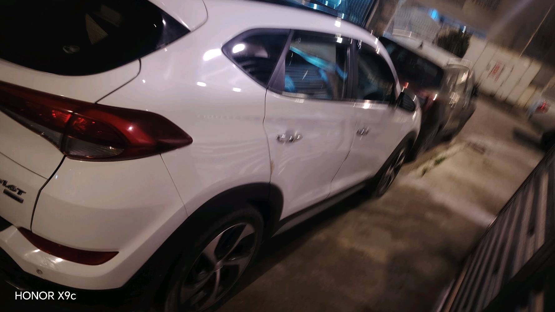 توكسان ٢٠١٧ وارد امريكي كامل مواصفات محرك ١٦٠٠ تيربو رقم بغداد ضررها جاملغ صفحة السايق بارد وصبغ بنيد ماشي ٧٧ الف فول مواصفات سيارة حلوة للاستفسار الاتصال على الرقم المثبت بالمشور 