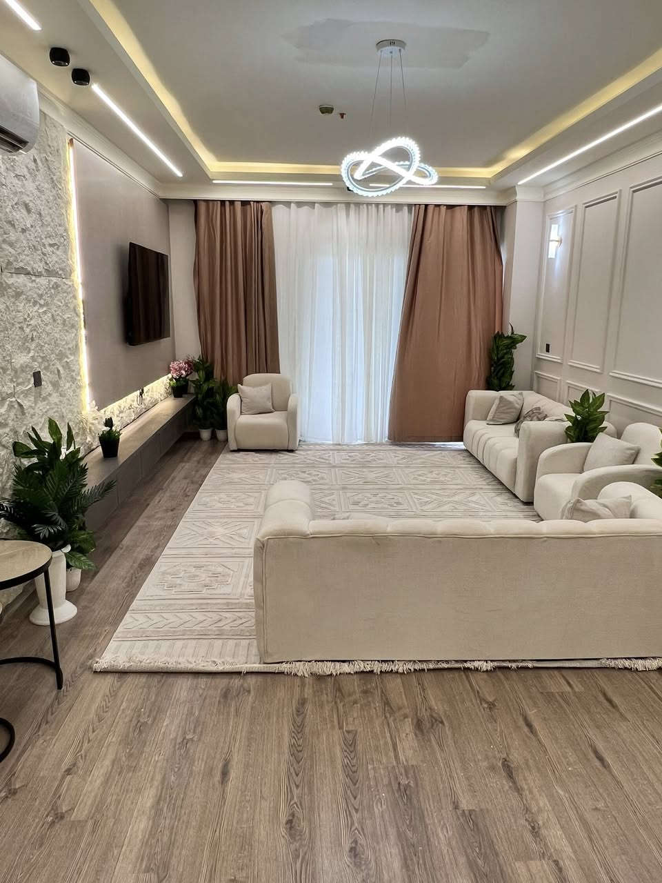 شقة صفر مامستخدم للبيع
مؤثث كامل
١٧٠ متر
غرفتين نوم وصالة
مجمع واو تاور
تلفون و واتساب/ ***********
