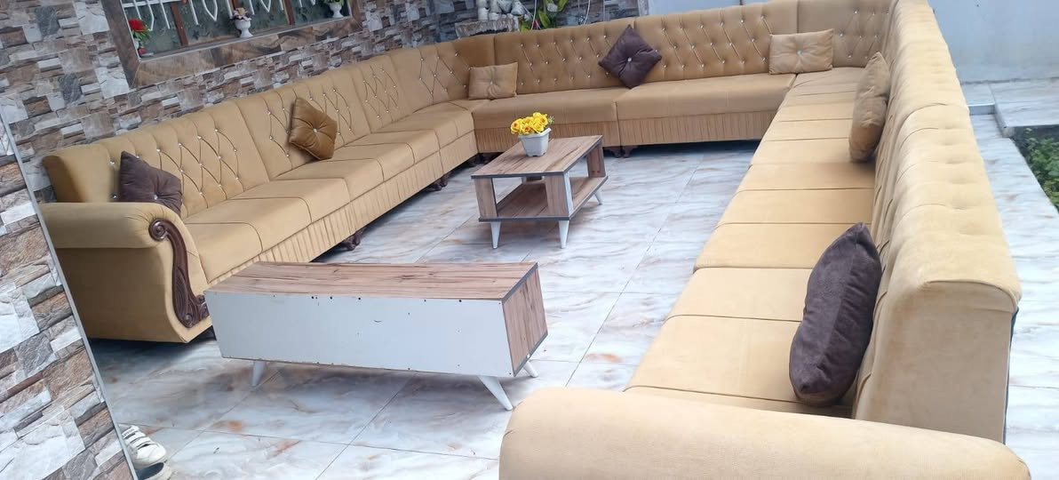 سلام عليكُم ديوان 15متر شغل عراقي بعدها جديدة وياها ميز تلفزيون وميز وسطية وياها 7كوشات هم لونها كريمي مُميز والسعر مغري جدََا للتواصل الرقم بي واتساب ***********
