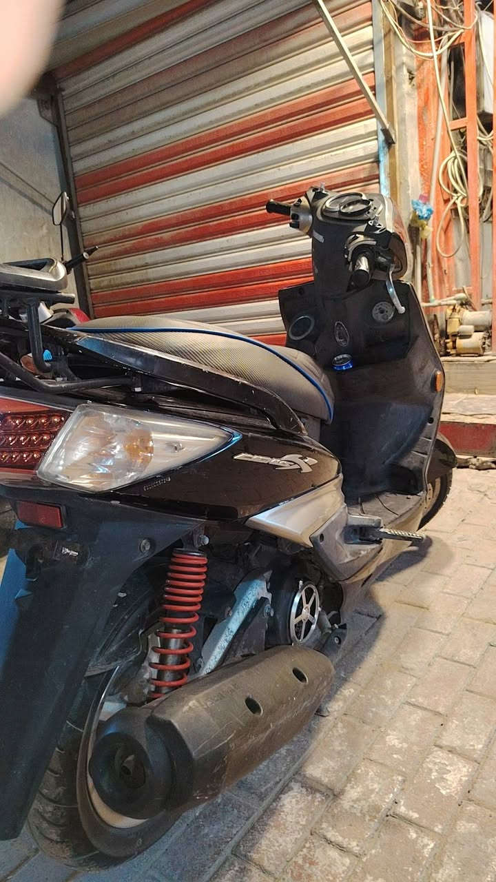 سلام عليكم دراجة قبل شهر نزلتهة بيدي من حاوية يرادلهة بس غسلة بلادية من طلول للطول استفسار *********** سعر مليون ونص بيهة مجال شي بصيط
