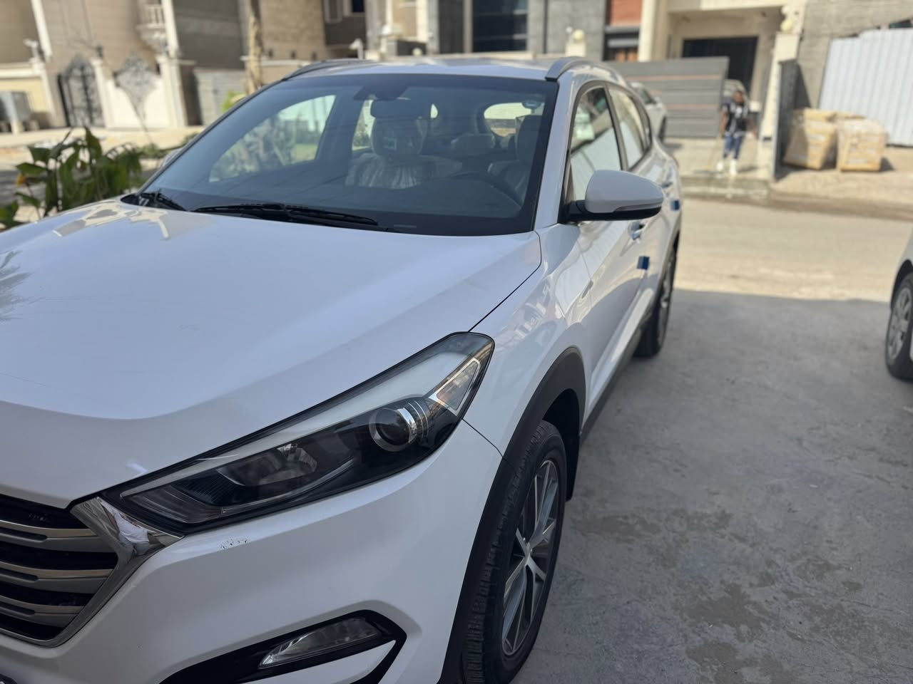 سلام عليكم سيارة توكسان 2017رقم اربيل.  السيارة ع وضع الشركة اني ماخذها زيرو السبير مانازل بدون صبغ ماشيه 58 الف السيارة مكفولة بيها فقط باب الصندوك مبدل بواحد من الشركة والباقي مكفول من كلشي السيارة جديدة العنوان بغداد زيونة والسعر 18 الف دولار  ***********
