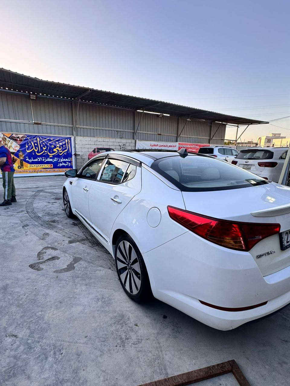 سياره كيا اوبتيما موديل 2013 خليجي محرك 2000 سياره مكفوله ماعدا بارد قليل بالهلال الجملج الوره مامبين وشخطه صغيره باب السايق الباقي كله مكفول تخم تايرات جديد باتري جديد سنويه 2027 مكان الديوانيه السعر ١٤٠ وبيهه مجال للاستفسار الرقم ***********
