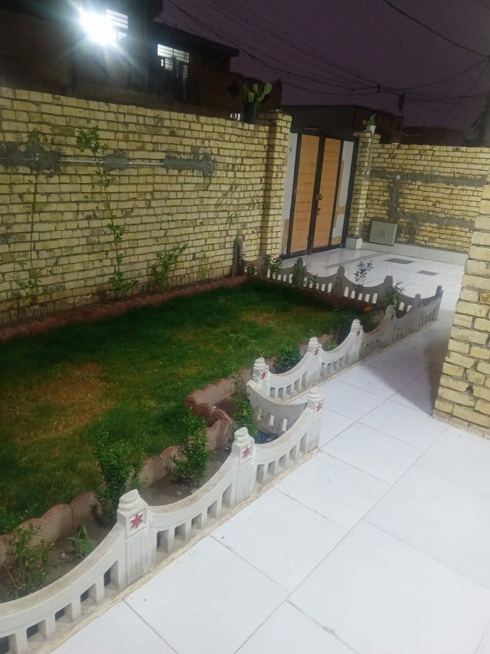 السلام عليكم بيت للبيع كوت حي الحكيم مساحه 200 نزلت علي الامير يبعد عن الشارع 150 متر قرب المستوصف ***********
