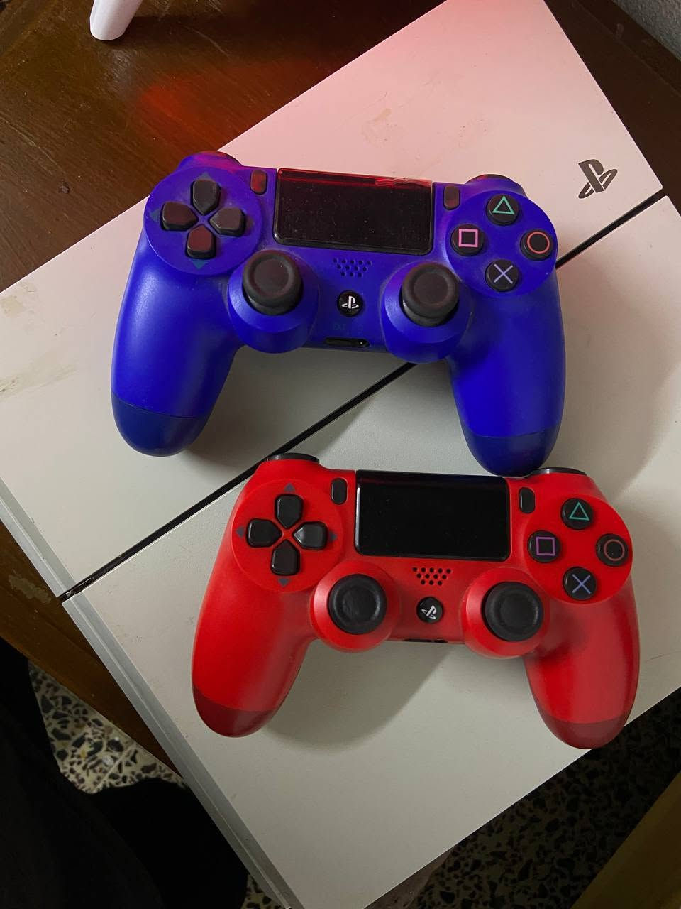 Ps4 fat white بلي ستيشن فور فات ابيض
للبيع مستعمل 5 اشهر السعر 205 الف

بي فطر صغير موضح بالصورة

شغال 100% مابي اي خلل نضيف 

 وياه يدات جويستك ثنين ازرق و أحمر جديدات 

وقرص لعبة gta5 العنوان بغداد شارع الصناعة 

متواجد خاص لو واتس اب ***********
