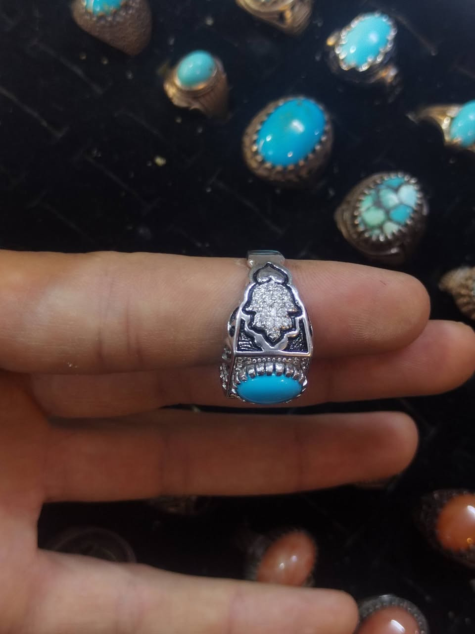 عشاق الفخامة والأحجار الأصيلة 👑​نعرض لكم قطعة من الطراز الثقيل!محابس فيروز أصلي بحجر نقي ولون زاهي يسرّ الناظرين 💎✨
الحجر: فيروز طبيعي أصلي لون سماء صافي (سينائي) 

​الصياغة: صياغة فضة  تايلندي عيار 925

​قياس الخاتم:22

تواصل ***********
سعر 60 الف شامل التوصيل كل محافظات العراق

عشاق الفخامة والأحجار الأصيلة 👑​نعرض لكم قطعة من الطراز الثقيل!محابس فيروز أصلي بحجر نقي ولون زاهي يسرّ الناظرين 💎✨
