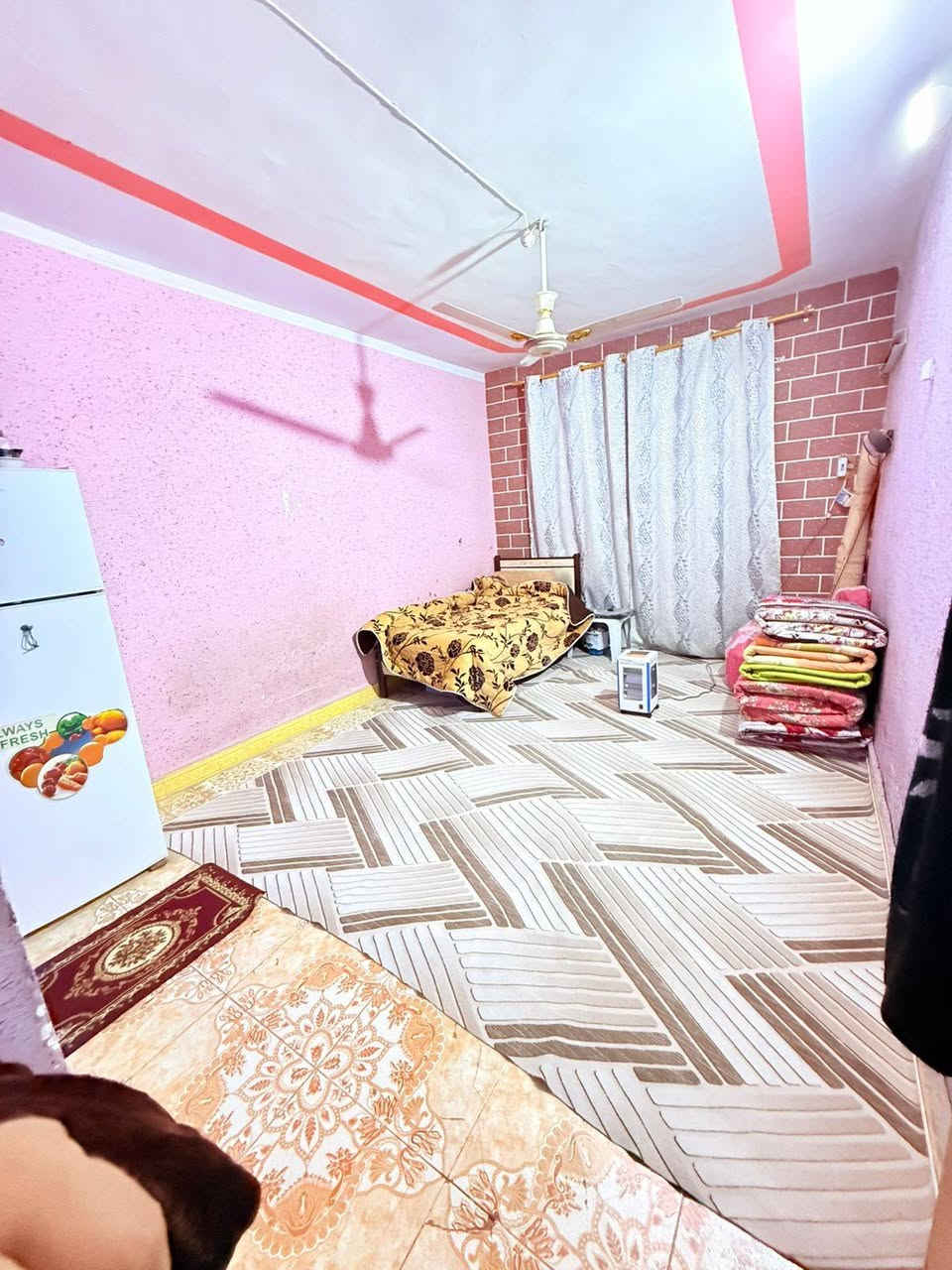 بيت للبيع في الزبير شارع الجاهزه خلف مول الكوخ يعني خلف شارع الجاهزه مباشرة على شارع عرض ١٢ متر خدمات ماء كهرباء مجاري داخله عليه شركة النرجس ما باقي فقط التبليط الرصيف كامل موقع ممتاز من أرقى مواقع الزبير طابو ملك صرف
مساحة البيت ٣١٥ متر واجهة ١٢ ونزال ٢٦ البيت طابقين 
الطابق الارضي يحتوي على
٤ غرف منام 
ديوان استقبال خارجي وكراج يسع سيارتين وهول داخلي وصاله ومطبخ ومناور على طول وعرض البيت
 و ٥ حمامات خارجيه وداخليه وماستر
ومخزن 
والطابق الأول يحتوي على 
غرفتين منام وحده ماستر روم 
وحمامات عدد ٢ 
وصاله كبيره 
ومخزن
وسطح خارجي 
البيت موقعه كلش حلو من أرقى مواقع الزبير خلف الكوخ مباشره
وكامله خدمات كلهة عدا التبليط عن قريب 
السعر  ٤٥٠ مليون قابل للتفاوض
للاستفسار ***********.
الببت يكفي اكثر من عائله ومساحه كبيره وموقع راقي وداخله بي الخدمات وأي إستفسار انه حاضر
