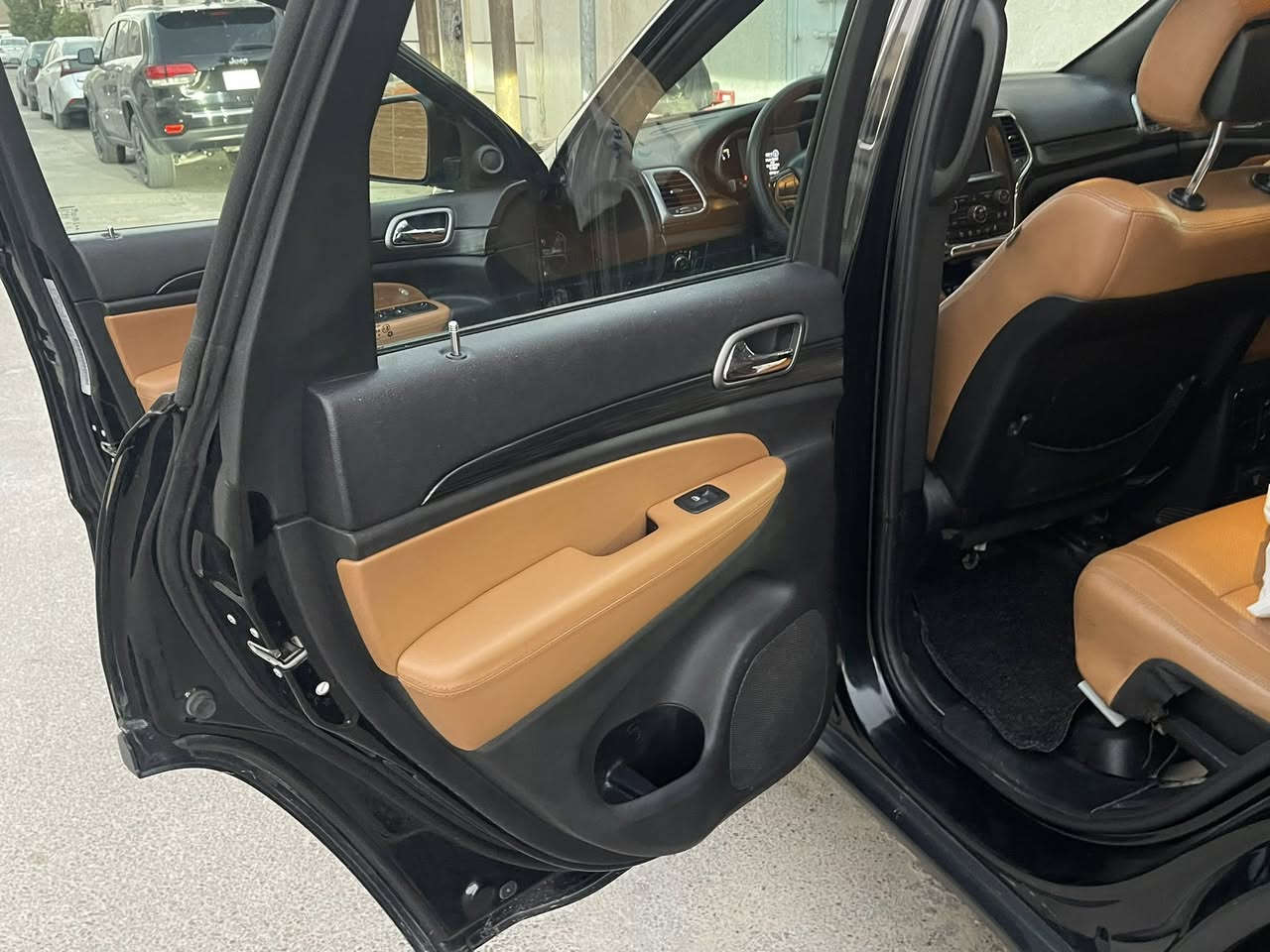 السلام عليكم
للبيع او مراوس حسب القناعه 
جيب شيروكي 2019 بلاك توب 
بيها صبغ جاملغ وبنيد فقط بدون دواخل الباقي مكفول
سياره جديده وجاهزه من كلشي 
محرك 3600 6 سلندر
رقم بغداد باسمي تحويل مباشر 
السعر 228 وبيها مجال 
للاتصال ***********
مكانها بغداد حي الجهاد حي الحسين
