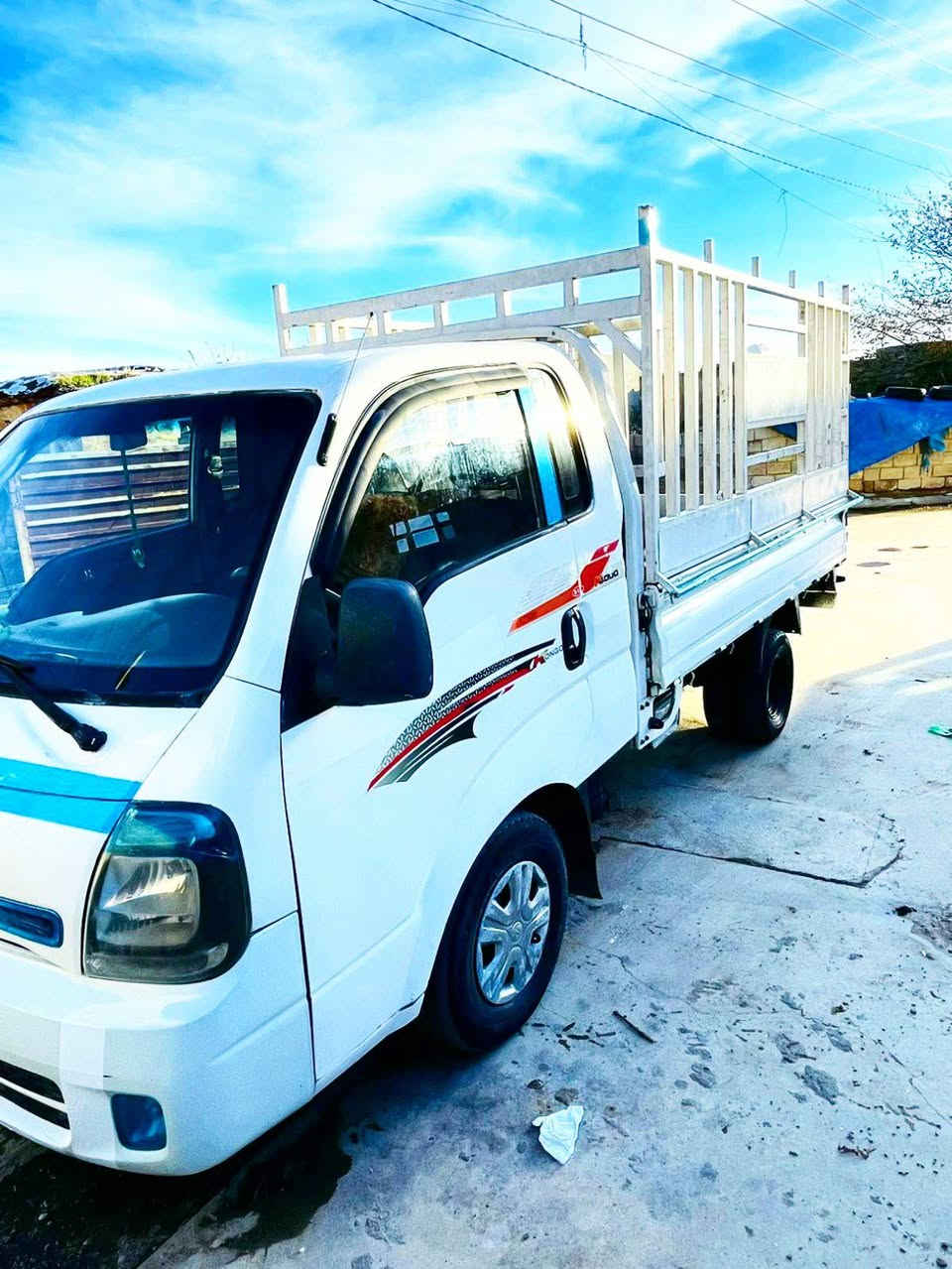 تەنها فرۆشتــــــن  ڕەحمەتت لێبێ هەمووی بحوێنەوەو لێی تێبگە ئەوکات تێل بکە

سعری ٦٧گڵا  شتی لۆککککک
بەناوی خوا
ــــ کیای ساغ بڕاوەنیە کۆدیشم بۆی کردوەو بەناوی خۆمە و ڕەقەم شانسی مەزبووت
موودیل ٢٠١٥ بەشانسی
۳هەزاری پەمپ و نۆزڵ 
پەمپ و نۆزڵی لۆکککک هەستان و ڕۆشتنی لەسۆپەر شازتر نەبوو گلەیی بکە

گێڕومەکینەی بەشەرتی هەمووفیتەر و کۆمپیوتەری عێراق
هەر ٦تایەکەی لۆکککک
کارەبایی و تاقم گێچ و لایت لەجێدا وەک سەعات ئیشەکەن 
قووفڵ مەرکەزی و فۆڕمیگایە سەیارەکە 
چەمچەکەی تازەیەو دەستکردە بازاڕی نیەو لۆکە 
ناوبۆدی لۆکککک
تازە لەپۆڵیش و قەڵەم کاری هاتۆتەوە لۆۆک  سەیارەکەمان شووشەیە وەک ڕەسمەکان نەبوو گلەیی بکە دەعم و لێدران و وەرگەڕان و شتی هەرنیە 
پاتری و سولف و انتفرێز و ئاویڕایتەرو داروبەردی لۆککک
پێش و دوای تازەداگیراوەلۆۆکککک
ڕۆنی شەریکەی تێکراوە لۆۆککک

لەدەعەمی بۆدەعامی ١٠هەزار مەسرەفی تێدابوو تۆ ۱گڵا ببڕە 

ماشەڵا حازرە بەس یەک سایەقی دەوێ و بڕواتەسەرئیش پێی  سەیارەکە بیانوبڕە چرکەی تێدانیە هەمووگیان جایزە  ڕەحمەتت لێبێ ئەگەر لەکڕینینیت سەری خۆشت و منیش مەئێشێنە

سعریشی ٦٧ گڵایە 
لە شارەزورم 
*********** السليمانية, العراق
