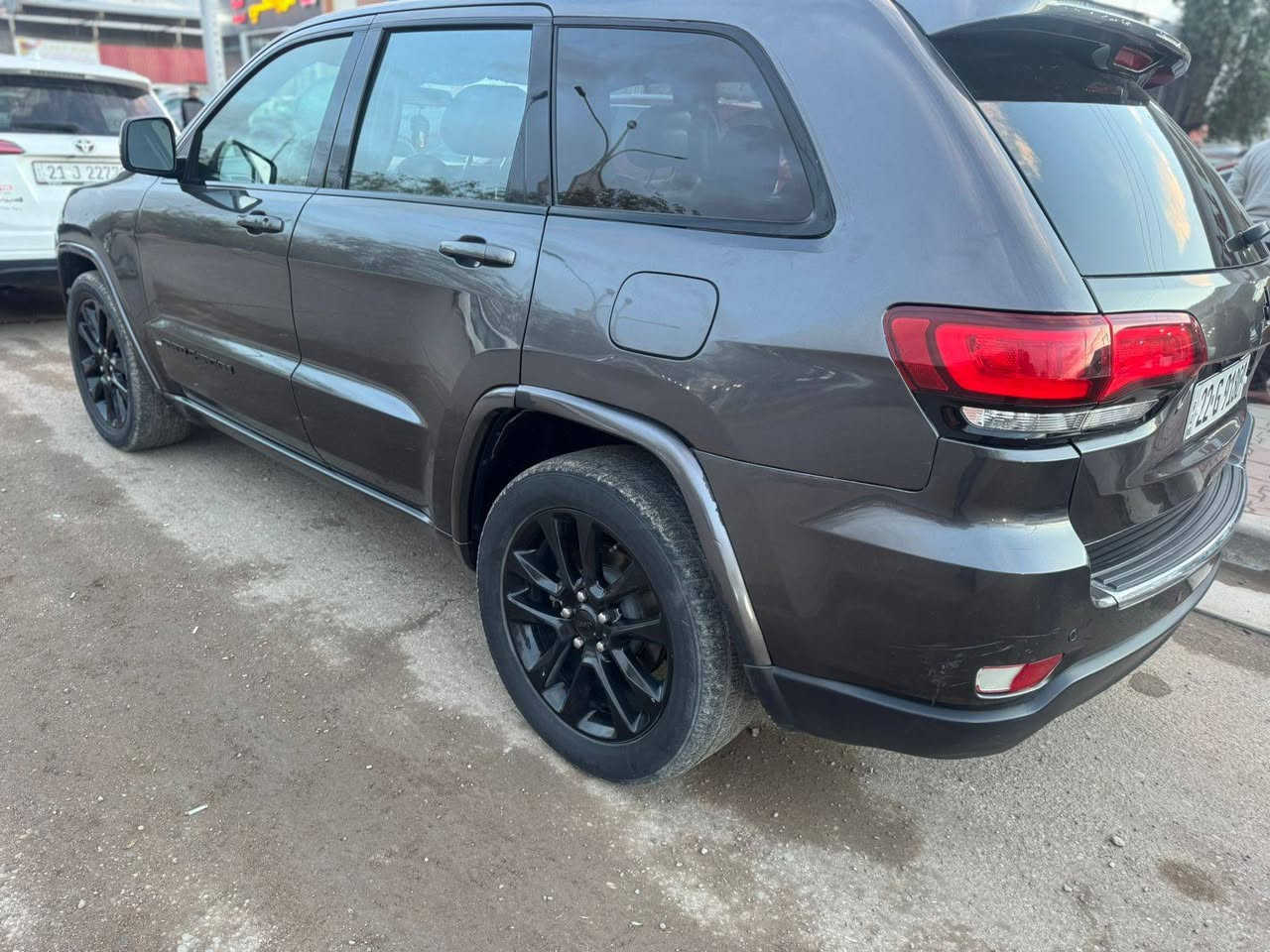 السلام عليكم جيب كراند شيروكي لاريدو موديل 2021 رقم اربيل سنويه لل2027 تحول من الشرعي مباشر ماشيه 94الف كير ومحرك بلشرط مامفتوح v6 بيها صبغ قطعتين بنيد مبدل صندك مبدل  شاشه كبيره رادارت جانبي خلفي حساسات كله شغال بصمه صندوك كهربائي تشغيل عن بعد السياره جاهزه مال جناي السعر210 وبيها مجال العنوان صلاح الدين***********
