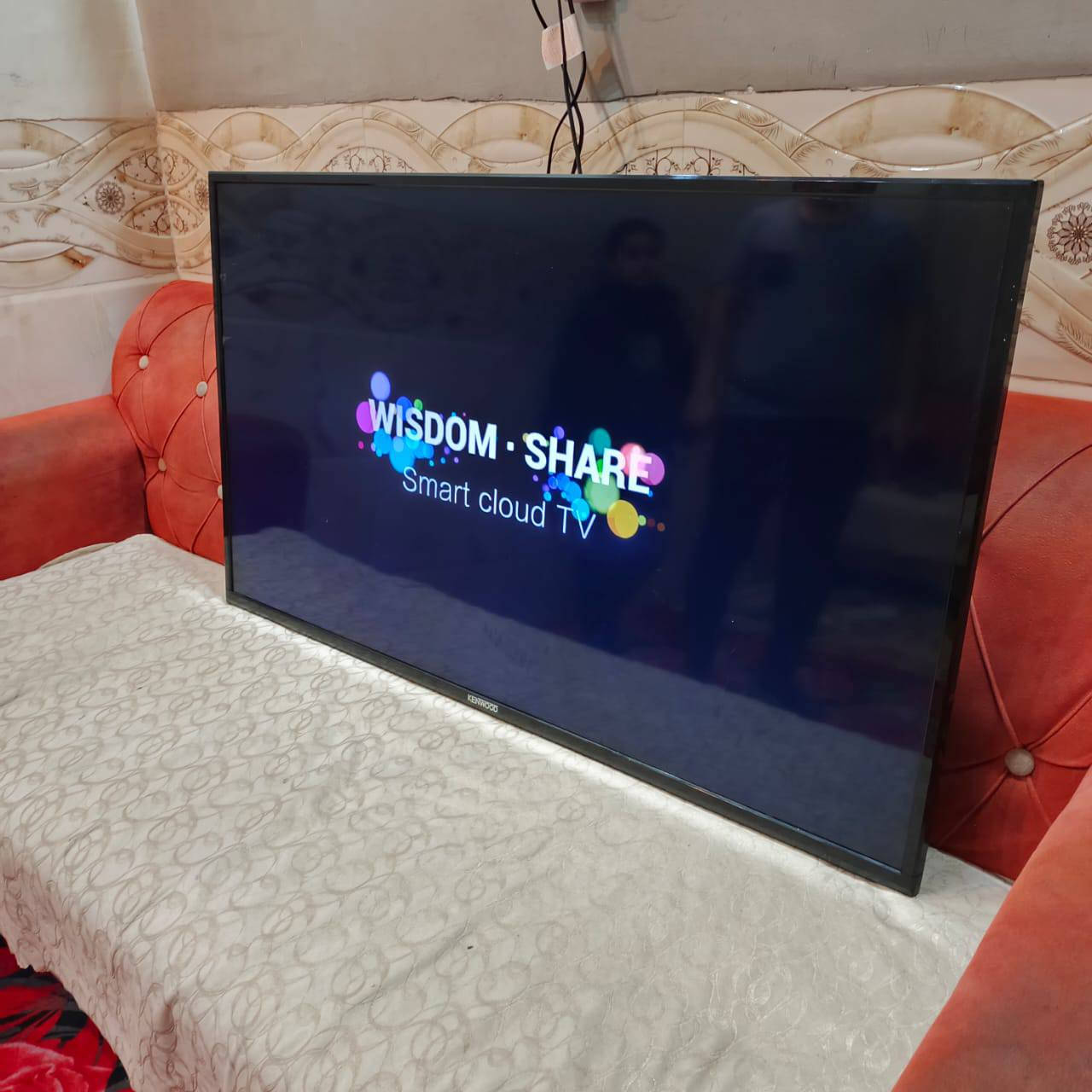 سلام عليكم
شاشه سمارت ماركة كينود حجم ٥٠ نظيفه مداخله تصليح 
تشتغل نت 
بيه عيب بسيط يرادله ايميل وومن اشغله اترست ثواني وترجع تشتغل السبب ماعرفله  السعر ١٥٠ الف 
***********
