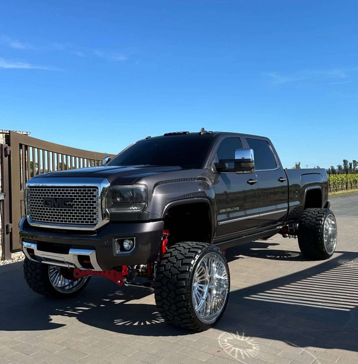 للبيع تخم ويل حجم 24  يرهم  رام وسلفرادر   6ستد ويل كلش نضيف ومختلف عن الي موجود بالشارع 
امريكي  اصلي 
***********
