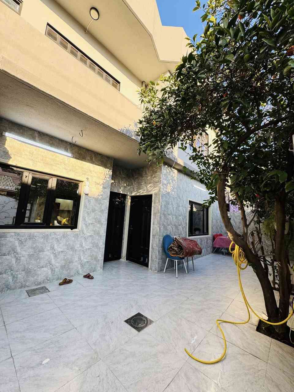 دار للبيع المساحه 200 متر واجه 10 والنزال 20 متر طابق ونص
في حي سومر قريب ع سوق سومر  اتجاه قبله 
يتكون الدار من غرف عدد 4 
وهول عدد 2 
وصحيات عدد 2 
واستقبال ومطبخ وسطح ناصي مغلف بل كامل 
وداريج خارجي يصلح للاستثمار 
دار محدث بل كامل من سيراميك وسقوف جبسن بورد وارضيه جديده وابواب تركي  وشبابيك المنيوم  البيت بدون اي نقص 
الدار ملك صرف سند طابو الزهور سند حديث الشرعي موجود

للاستفسار مراجعه مكتب المهند لتجاره العقارات 
او الاتصال ع الارقام التاليه 
***********مهند 
***********مهند 
***********هاشم
