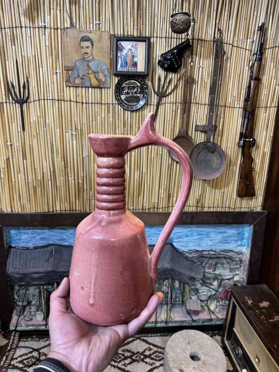 مشربه قديمه جدا من الفخار القديم مختومه بغداد ارتفاع ٢٩ سم 
وابويق تحفه التحف وزن ثقيل ارتفاع  ١٦سم 
***********
