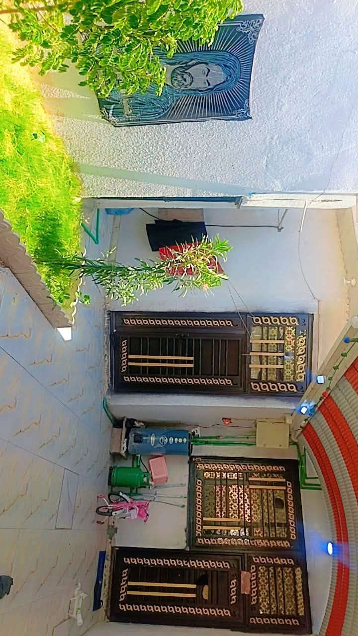 سلام وعليكم بيت، للبيع المساحه ٢٤٠ متر يتكون من غرفتين ٥×٤ ومطبخ ٥×٤ دوانيه ٦×٥ صحيات خارجيه وداخليه + محل ٣×٣ بيت كونكريت شيش كامل ينبني طابق ثاني  
البيت صاير نهايت فرع شارع مقطوع يعني لا سيارات وهوسه ولا يدخل غريب للفرع  العنوان ابو الخصيب ابو كوصره قرب سنتر طه شارع حسينيه ام الاقمار الاربعه السعر 85 وبي مجال .

الأتصال : ***********
