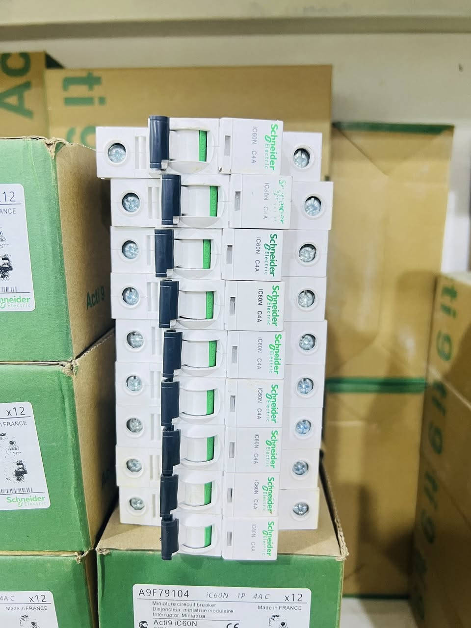 سلام عليكم ورحمة الله وبركاته يتوفر لدينا كونتكتر شنايدر 1000A تجاري واصلي +جوزان ومنجرات جميع الامبيريه استفسار *********** بغداد شورجه عكد النصاره شركة الابداع
