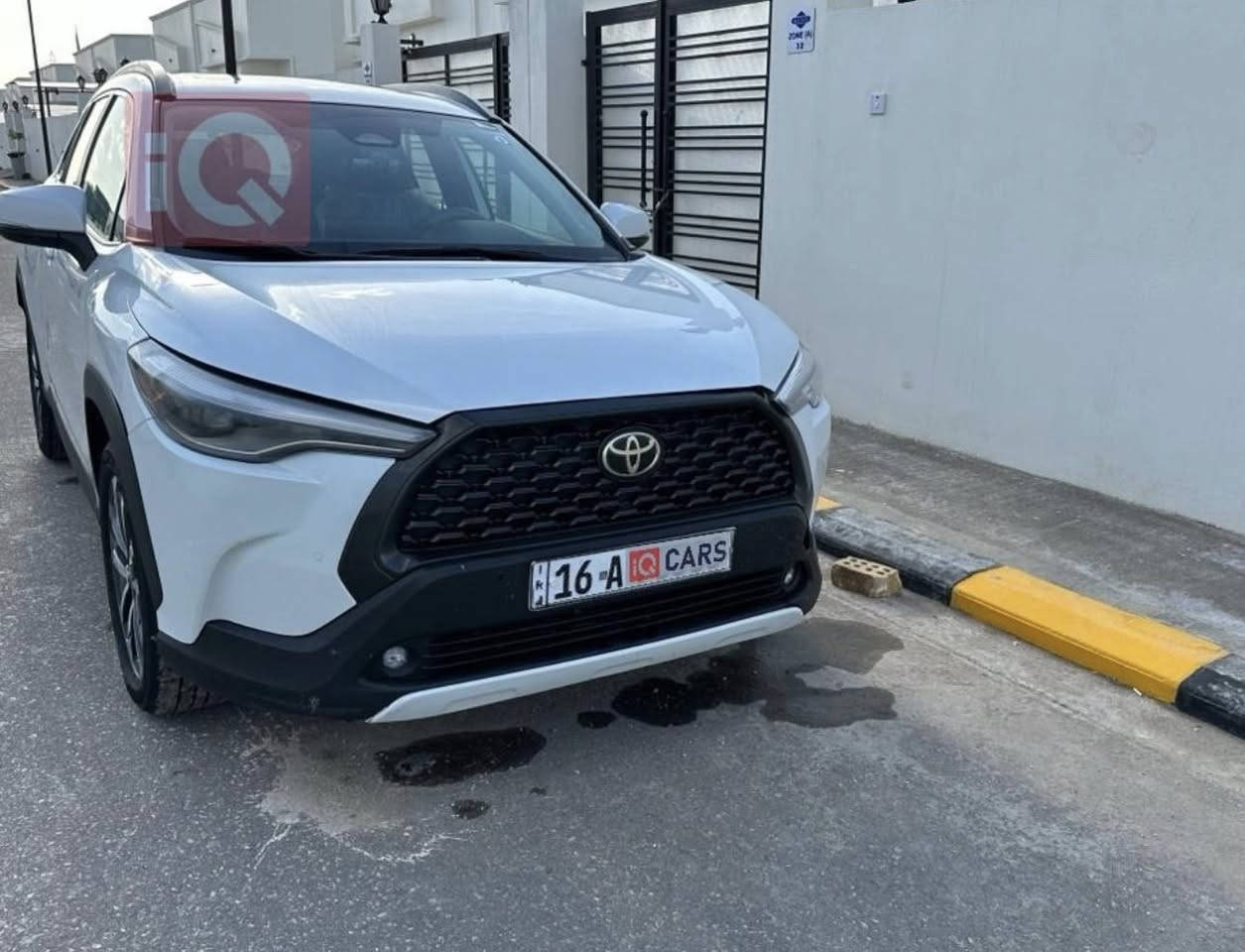 كورولا كروس 2023 للبيع  
(وارد أمريكي - فئة XLE)  

📍 المكان: محافظة الديوانية
🔷 موديل: 2023  
🔷 المسافة المقطوعة: 45 ألف ميل  
🔷 المحرك: 2.0 لتر - 4 سلندر بنزين اقتصادي وقوي  
🔷 نظام الدفع: أمامي (FWD)  
🔷 وارد: أمريكي  

🤍 لون السيارة: أبيض صدفي  
🔷 فئة المواصفات: XLE  

🔐 تشغيل بصمة + تشغيل عن بعد  
📡 رادار أمامي + نظام التحذير من الاصطدام  
📷 كاميرا دوّارة
📱 شاشة عرض وسطية مع نظام خرائط / Apple CarPlay  
🪑 مقاعد جلد  
🎨 لون الداخلية: رصاصي  
🔥 تدفئة مقاعد  
🧑‍✈️ مقعد السائق تحكم كهربائي  
🚪 باب خلفي كهربائي (Trunk)  
🔌 3 منافذ شحن Type-C  
👥 5 مقاعد مريحة  
🎛️ تحكم ستيرن  
🚗 مثبت سرعة  
🛣️ نظام المحافظة على المسار  
⚠️ تنبيه قبل التصادم  
🛑 سايد بريك إلكتروني Auto 
🔴 اوتو هولد 
🤩 رقم لوحة مميز 🤩
📌 ملاحظة:  
السيارة نظيفه و كلشي بيها جاهز حادثها دعاميه امامي فقط  

💰 السعر: 235 قابل للتفاوض
السعر اذا معاجبك لا تعلق و احتفظ بمعلوماتك لنفسك 😊


**إذا كنت صاحب هذا الإعلان وتريد حذفه لأي سبب، رجاءا أرسل رسالة إلى الدعم الفني**