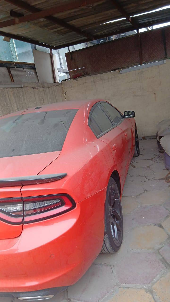 السلام عليكم جارجر للبيع موديل 21 اصل ماشيه 52 ميل السياره تويل السياره فئتها سي اكس  تي معروفه مواصفات سياره احادثها شاملغ وبنيد كل تفاصيلها بالمنشور بها شخطه بالباب وبالقماره اني الكحله وناشر  الصوره سياره مال جناي مكان السياره بغداد مدينه الصدر سعرها 220 رقم الهاتف ***********
