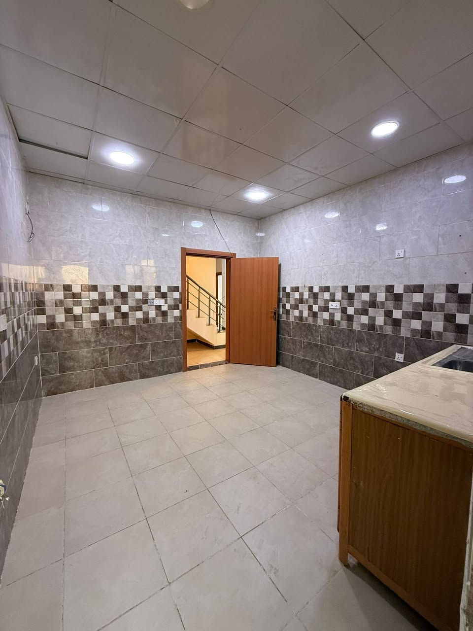 🏠دار للبيع
مجمع بيتي السكني (الزون الثاني)
  المساحة الكلية
376.5 متر مربع تشمل بيت وقطعة أرض
ركن ملحقة به)
مساحة البيت 220 م
مساحة الأرض الملحقة (فارغة)156.5

ملاحظة:
- أضيفت تحويرات على التصميم مثل وضع تأسيسات صحية وكهربائية لغسالة ملابس تحت الدرج ووضع تأسيسات صحية وكهربائية لغسالة صحون في المطبخ

توجد عروض اخرى داخل مجمع بيتي

☎️للاستفسار 

 ***********
***********

مكتب احمد للعقار

