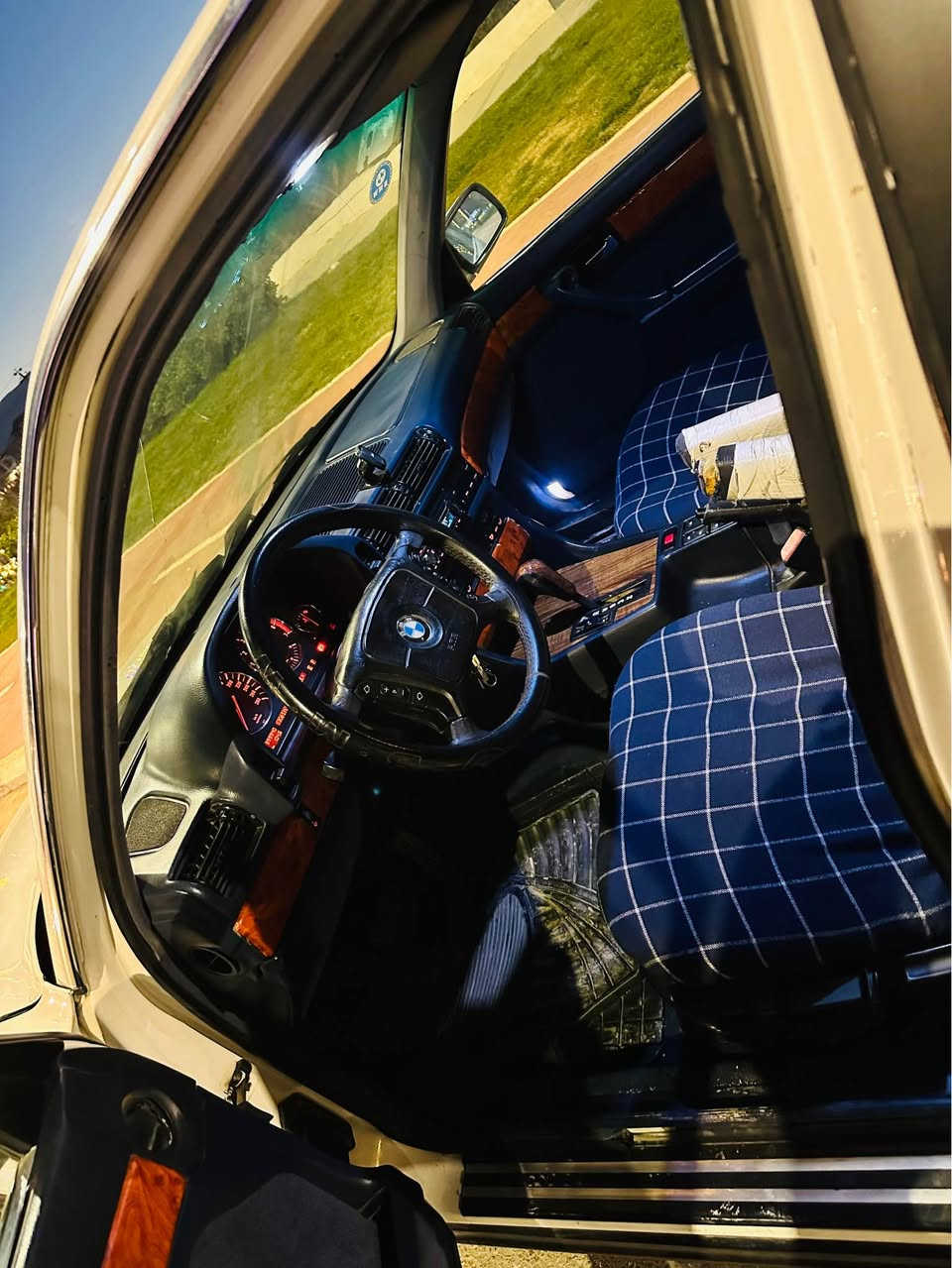 بی ئێم ٧٣٥ تۆماتیک ئاڕمی هەولێر مۆدێل ١٩٩٣ جام  كارەبا
شەش كەلە و دوگمەی سپۆرت و بەفر  ئاوێنە كارەبا دەبڵ ئێرباک و ده بل جەکمەجە تەبرید و کامل كارەبایی مەزبوت  ئيشەكات هەموو گیانی لەسەر دەقى شەریکە ماوه بێ دەعم و ناوگرتن ٥٥ گەڵا و مەعامەلە  *********** السليمانية, العراق
