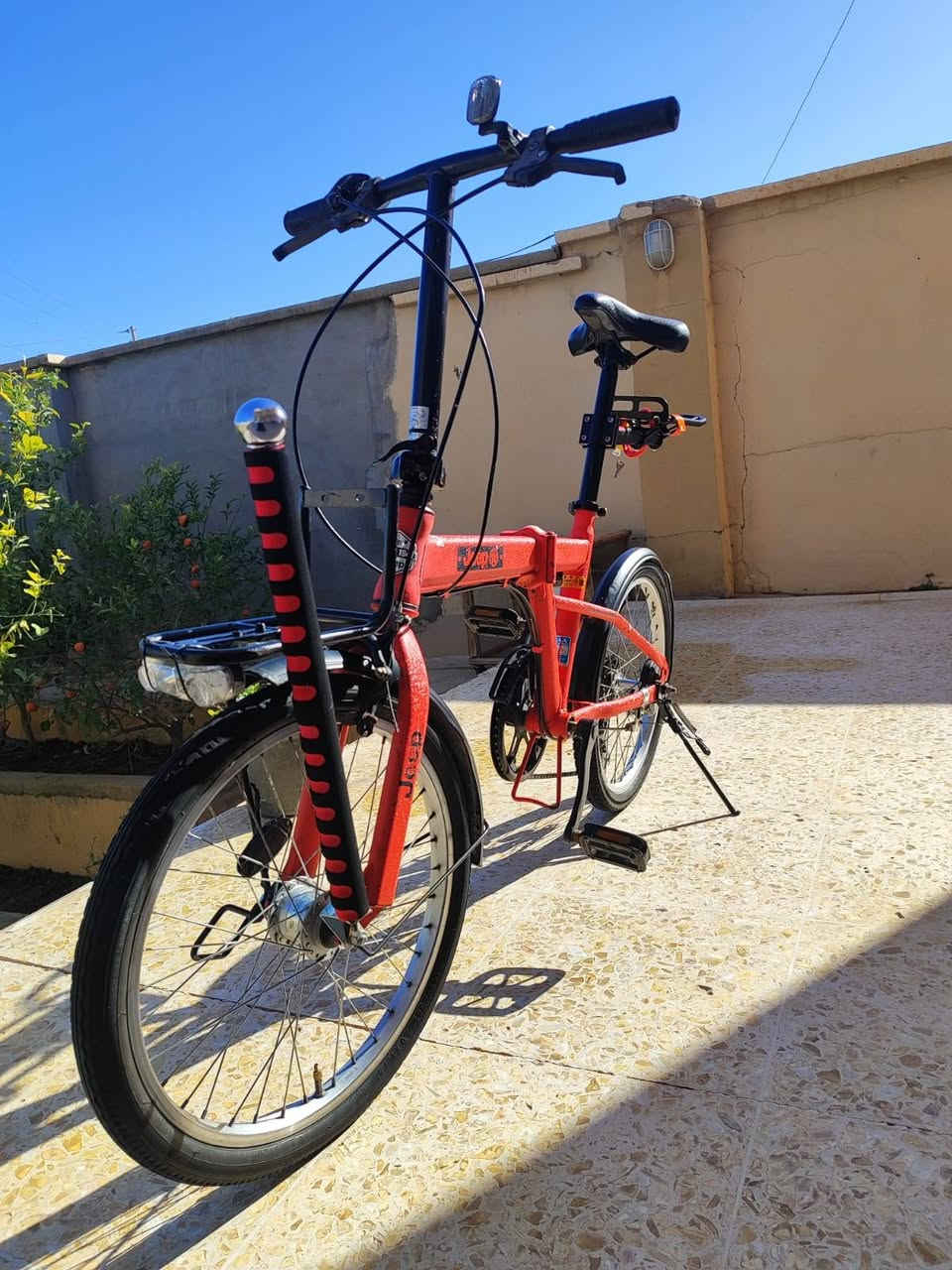 للبيع بايسكل jeep .باله حجم 20 .لون احمر .نضيف ومرتب مثل ما موضح بالصوّر كلشي مايعوزه .لشه نضيفه .صبغ بلادي تواير مبدله جديده .وياله عدله. عين سحريه لون ابيض قوي شغاله .بريكات شغاله .مكينه شيمانو ٦ نمر شغاله .سعره ويا الغراض الي علي ب 135 وبي مجال قليل واذا بدون الغراض ب 125 وبي مجال قليل للشراي.الشراي يجي خاص او يخابرني ***********  ( من رخصة الادمن )
