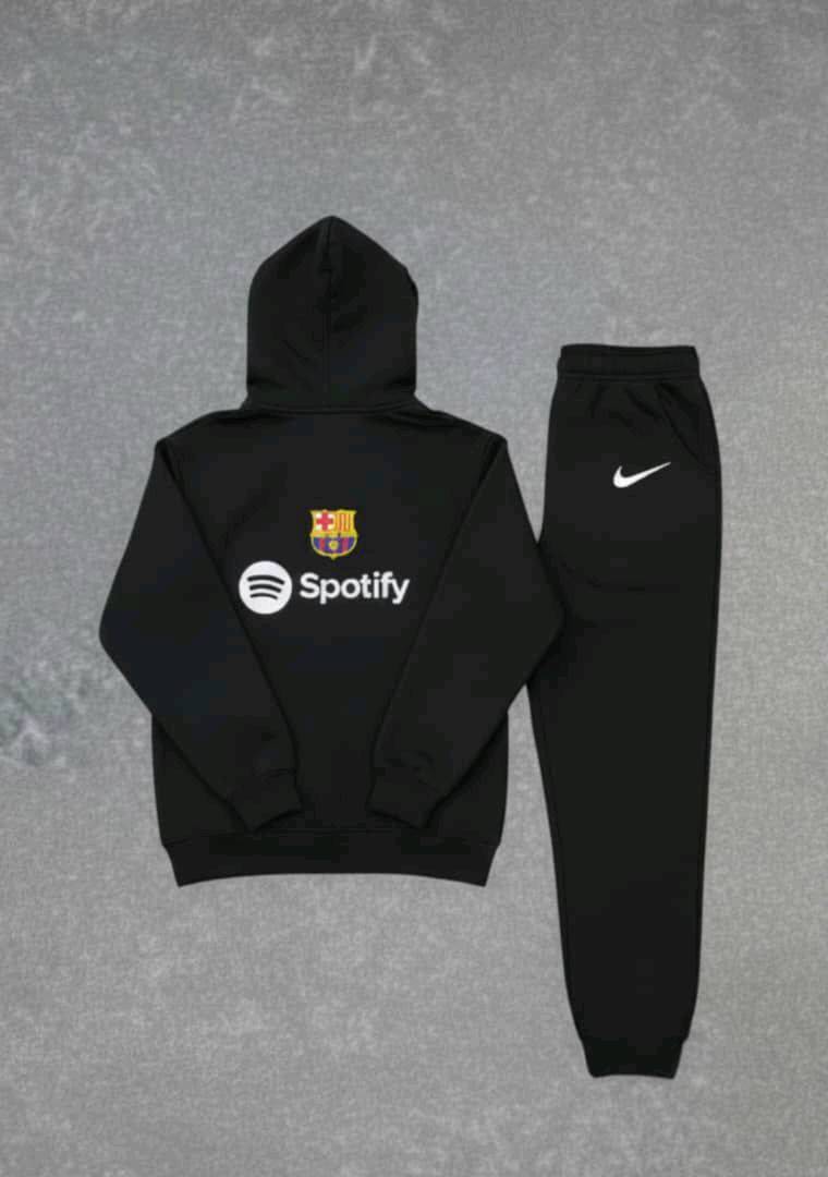 معروض للبيع: تراكات رياضية بماركة نادي برشلونة. تتوفر أطقم بثلاثة ألوان: أخضر زيتوني، بيج، وأزرق داكن. مثالية لعشاق النادي، الخامة جودة عالية ومريحة جداً للاستخدام اليومي أو أثناء التمارين. متوفرة بمقاسات متنوعة تناسب جميع الأذواق. لمزيد من التفاصيل أو الطلب، لا تتردد بالتواصل معي.