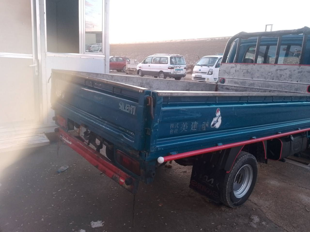 كيا حمل ام عيون موديل 2003 سنويه ما صاقطه قماره ثابت 7جنكال  قماره وربع حاكيه رقم اديالى الماني حصه گاز امعممه على كل المحافظات محرك 3000 مفتوح سياره لاصبغ ولا تكحيل بلادي محرك گير اكسل شاصي بل شرط بل شرط كهربائيات شغاله كيجات اي نقص ماكو مكاني كركوك 
رقم الهاتف *********** متواجد عل نت السعر( 80)
