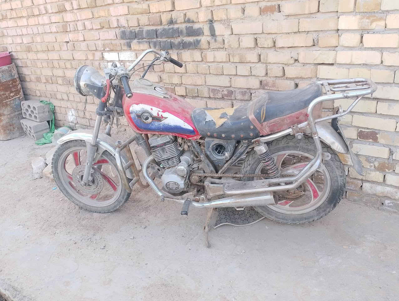 سلام عليكم دراجه تايموته للبيع كلك 
اوراقها ضايعه كهربائيات شغاله مكينه نضيفه توني مجفتها غراض كلها اصليه نگره سلف تشتغل مكان الدراجه (قلعه السكر) السعر 275 وبيها مجال قليل الرقم للأ ستفسار ***********
