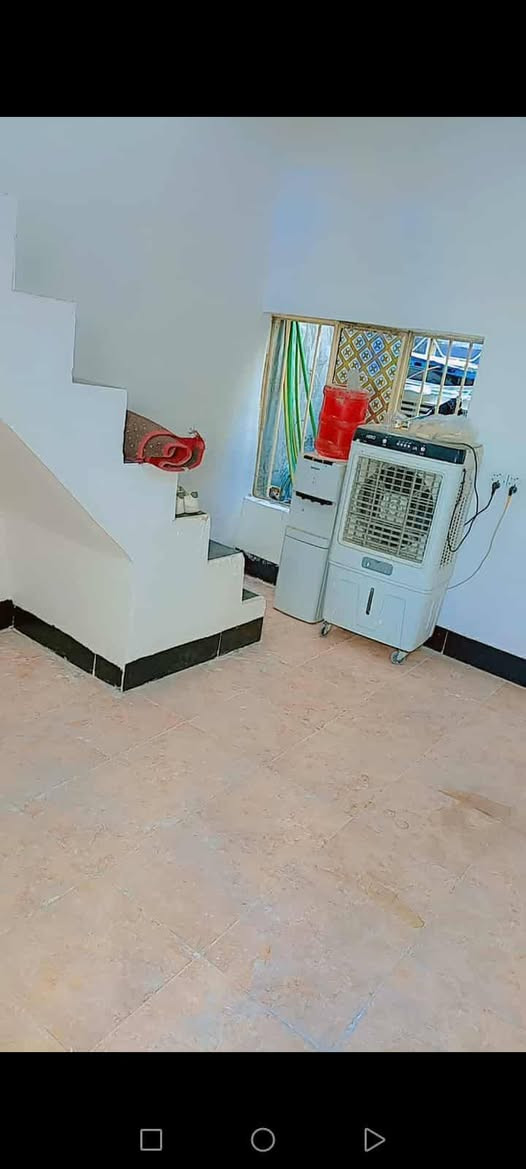 سلام عليكم بيت ٥٠ متر
يتكون من غرفه وصاله ومطبخ وصحيات داخل وخارج
بناء بلوك سكف عكاده
بيت كما موضح بالصوره
مكانه شارع المطار مقابل حي العسكري مجاور مدرسه در النجف
السعر 17  الاستفسار
*********** / واتساب
