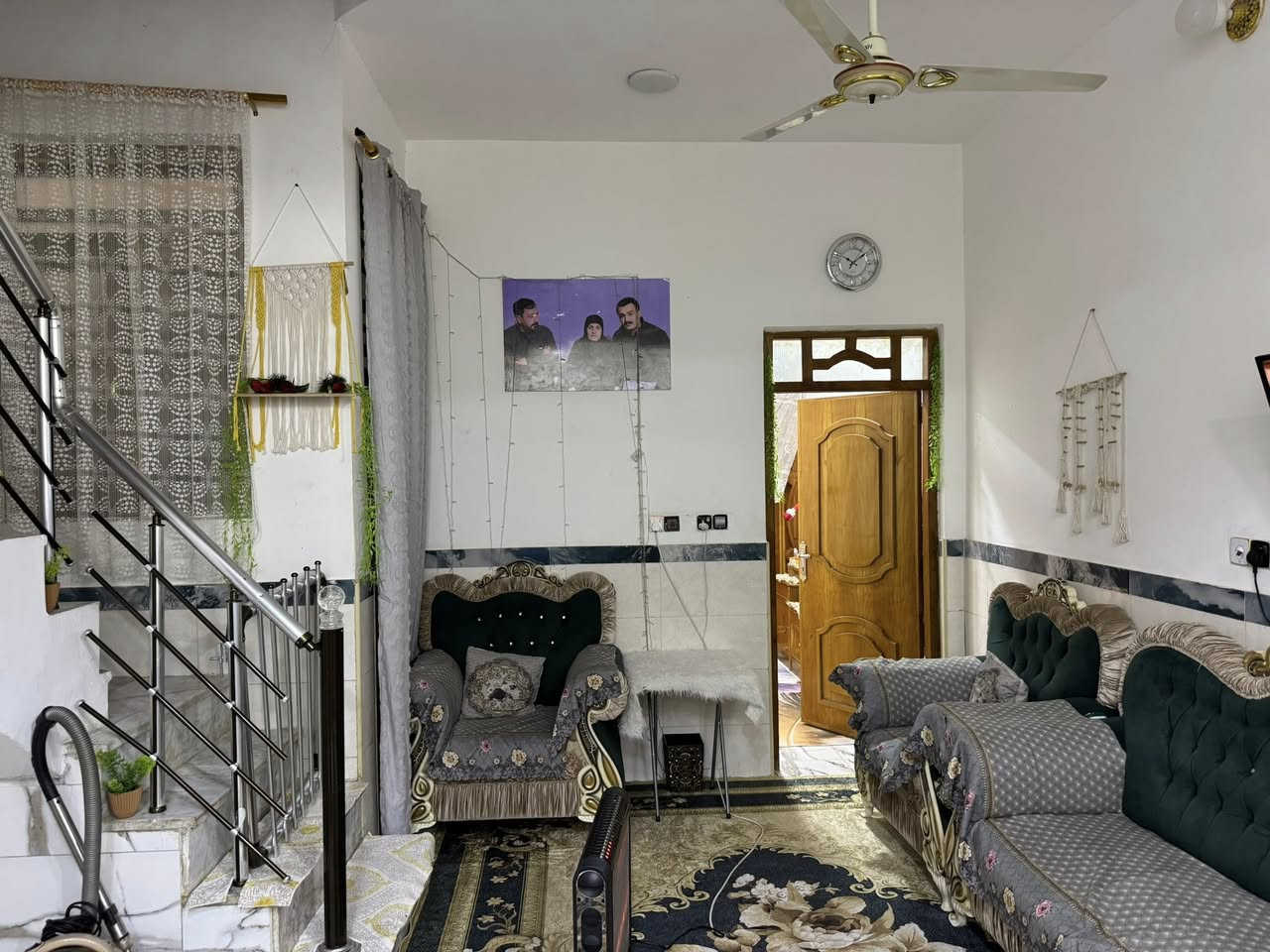 سلام عليكم بيت ١٠٠ متر حي الغدير قرب فلكه  ثاني فرع لبيت مقابيل مدرسه ***********
