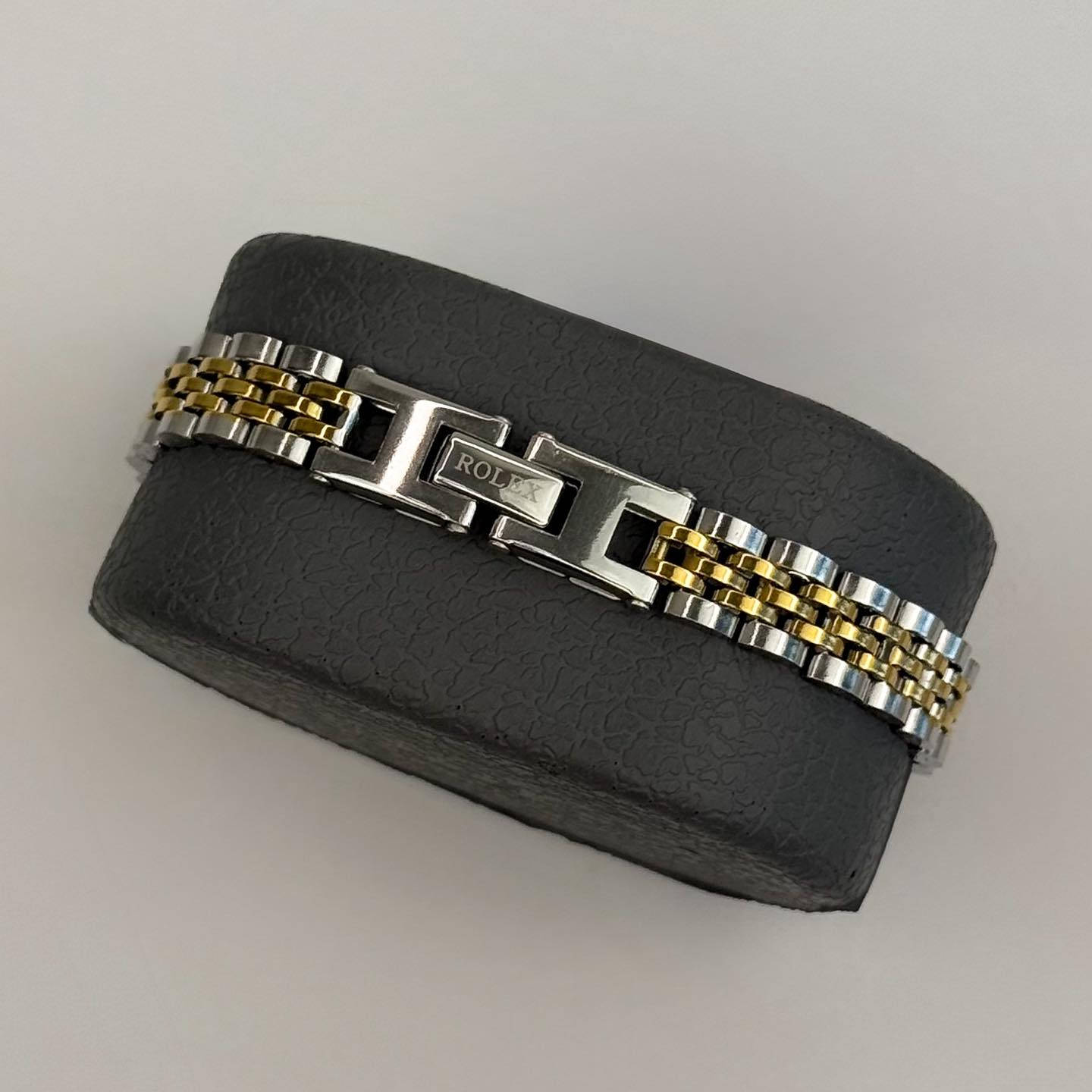 Zain_Pazaar
سوار رجالي ماركة ROLEX

المواصفات
.المعدن ستيل 
.اللون فضي مطعم بالذهبي
.ضمان سنة على الطلاء
.يأتي مع علبة جلد

السعر 25.000 شامل اجور التوصيل
يوجد توصيل لجميع محافظات العراق 

للإستفسار:***********
او مراسلة الصفحة

#ساعات #رجالي #توصيل #f #اكسسوارات #العراق #m #a #ملابس #ماركة #tiktok #instagram #fashion #facebook #تجميل #أناقة #هدايا #هدايارجاليه #هدايامميزة #ضمان #hublot #followforfollowback #explorepage #ex #explore #share #like #instalike #save #money
