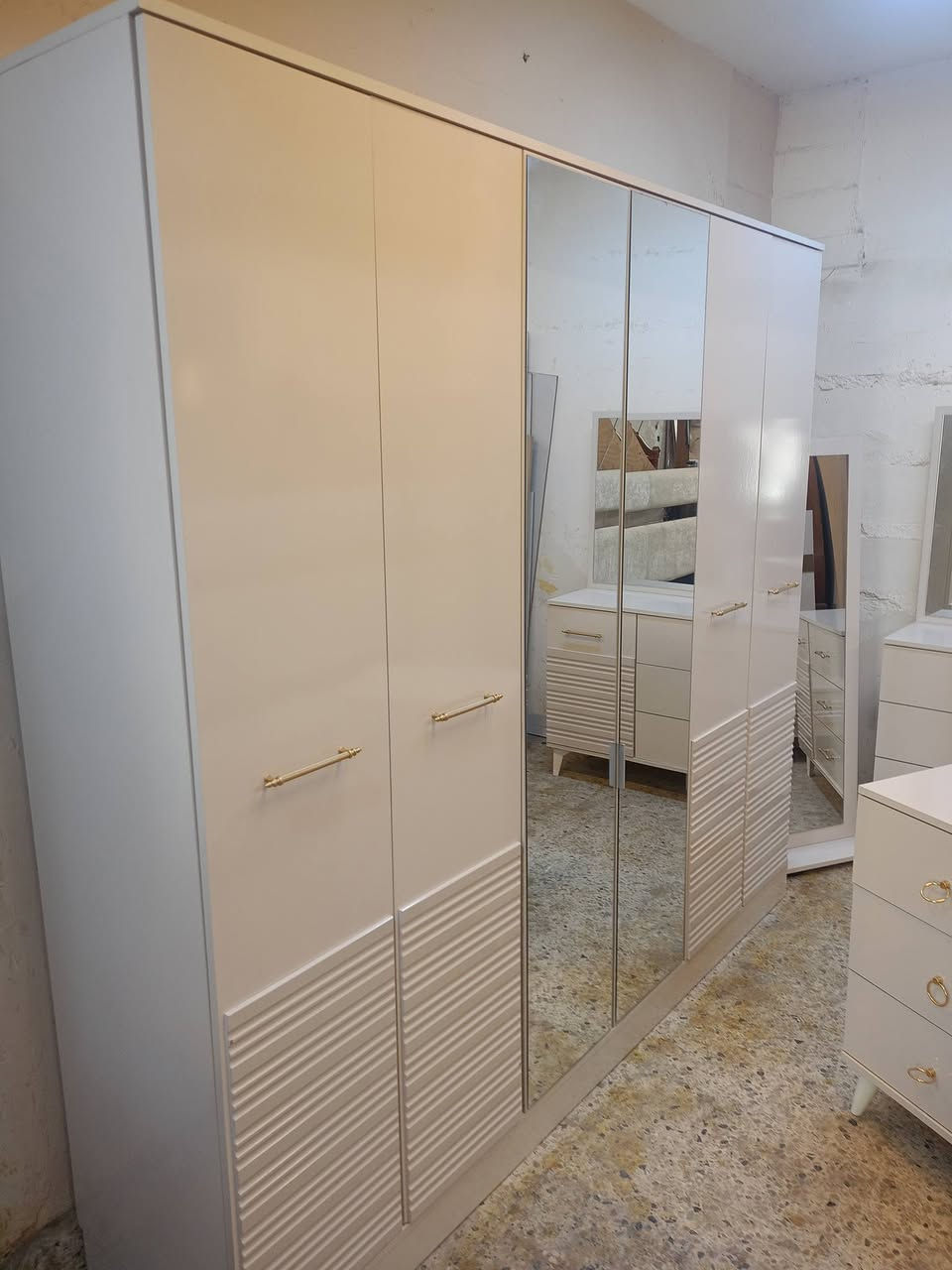 غرفه تركي ماركه نضافه 100.100  10قطع مع دوشك العنوان القادسيه قرب جامع علي بن ابي طالب معرض الشكور 
*********** واتساب
