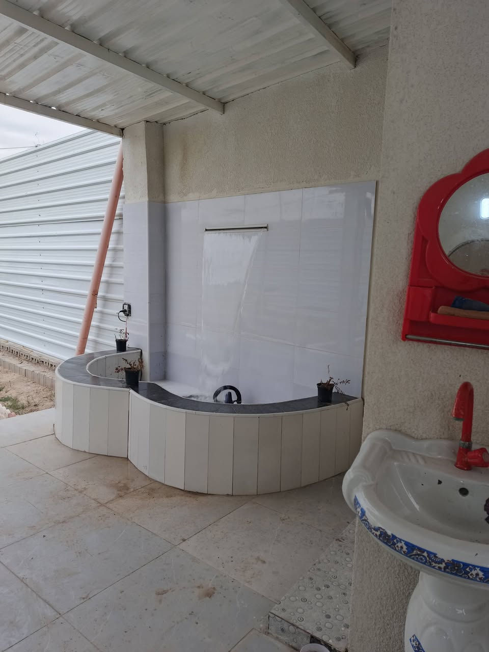 السلام عليكم ورحمة الله

وفرنالكم 

***********

شاليه للبيع تريد سكن تريد استراحه

#مساحه 200 متر 

#السعر 40 

#موقع مميز في البصره ابي الخصيب شارع المحكمه الجديده (كوت الحمداني )

يحتوي على غرفه للاستراحه 

وصحيات 

وكراج

شلال 

الباقي حديقه 

كافة الخدمات متوفره

 طابو صرف زراعي عراقي

***********

شارع ١٠ متر
