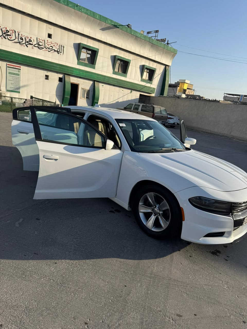 السلام عليكم للبيع چارجر 2016 رقم اربيل الجديد 
السيارة مكفولة من كلشي بيها بارد وجاملغ كارت 
مسويلها ادامة كامله حدادية نضيفة عربانه خليفه كلها جديدة  تخم تايرات جديد 
العنوان بصره شارع الوطن 
(***********)
