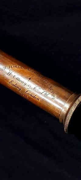 ناظور قديم ( تليسكوب ) ( سوبر انتيك ) موثق ومصنوع يدويا من البرونز ومغلف بالجلد الطبيعي صناعة يدوية تعود الى حقبة الحرب العالمية الاولى سنة 1915 مع العلبة الخاصة به وتفتح ابعاده الى ابعد من مدى اعالي البحار وتتوسع عدساته الى مدى اكثر من متر طولا ثم تغلق حسب المسافة المراد رؤيتها ،،، القطعة نادرة متحفية 

      ***********       واتساب $  فايبر
