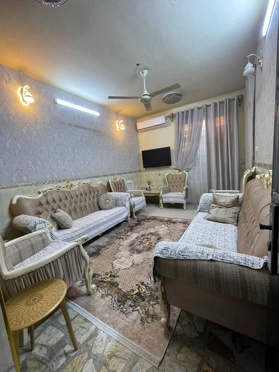 السلام عليكم دار للبيع المساحة 100يحتوي على استقبال مطبخ
غرف عدد3
حمامات ٢
حمام خارجي
العنوان الشعله الدوانم قبل السجه شارع ابو هاتو 
للاستفسار.. ***********
