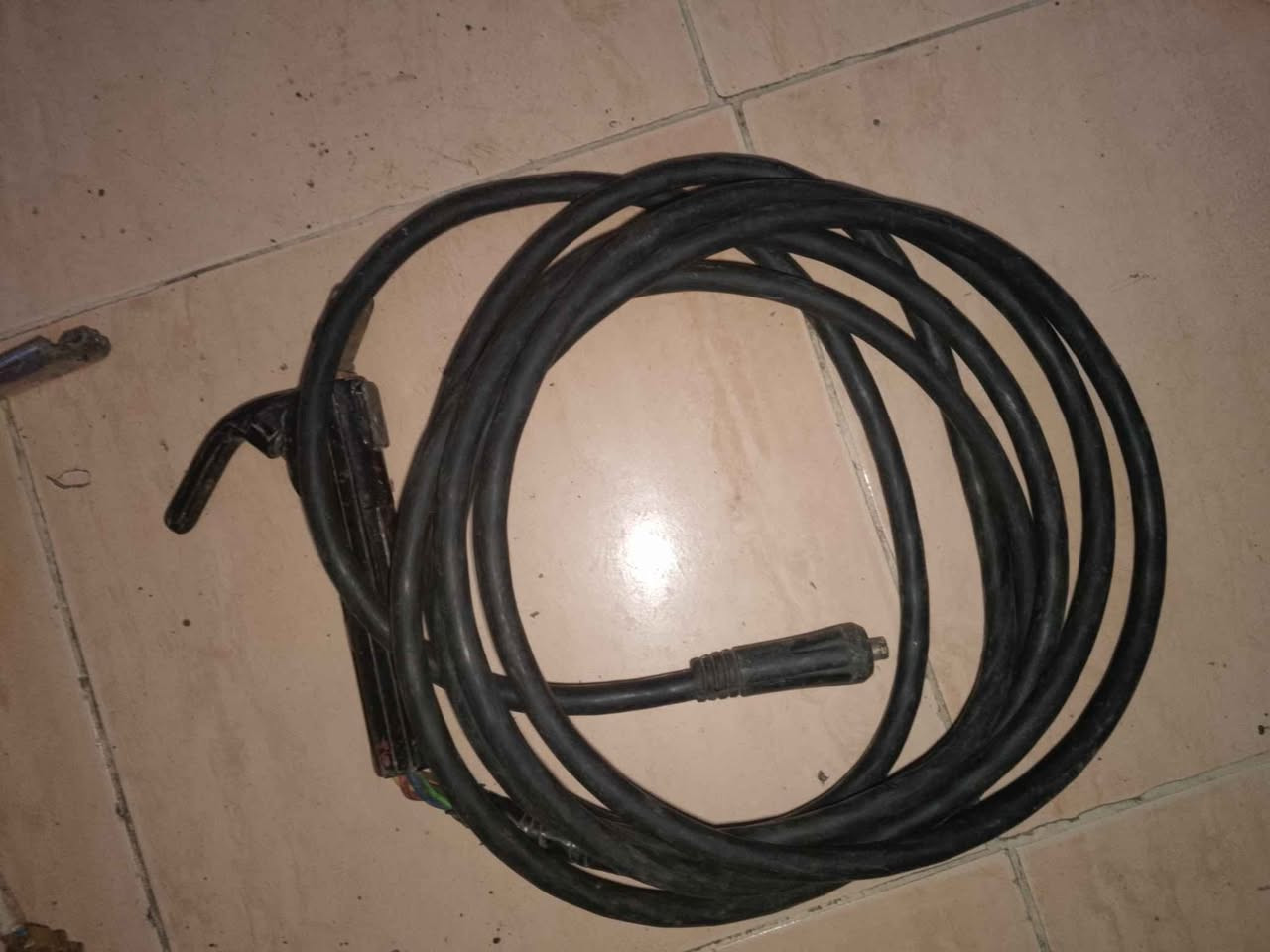 سلام عليكم غراد حدادة شرط الشغل درين همر تثقيب وتفليش مكينه لحيم حجم كبير كوسرة اخت الجديدة سيار 15 متر / السعر 125 الف المكان كربلاء / اتصال على الرقم *********** كربلاء, العراق
