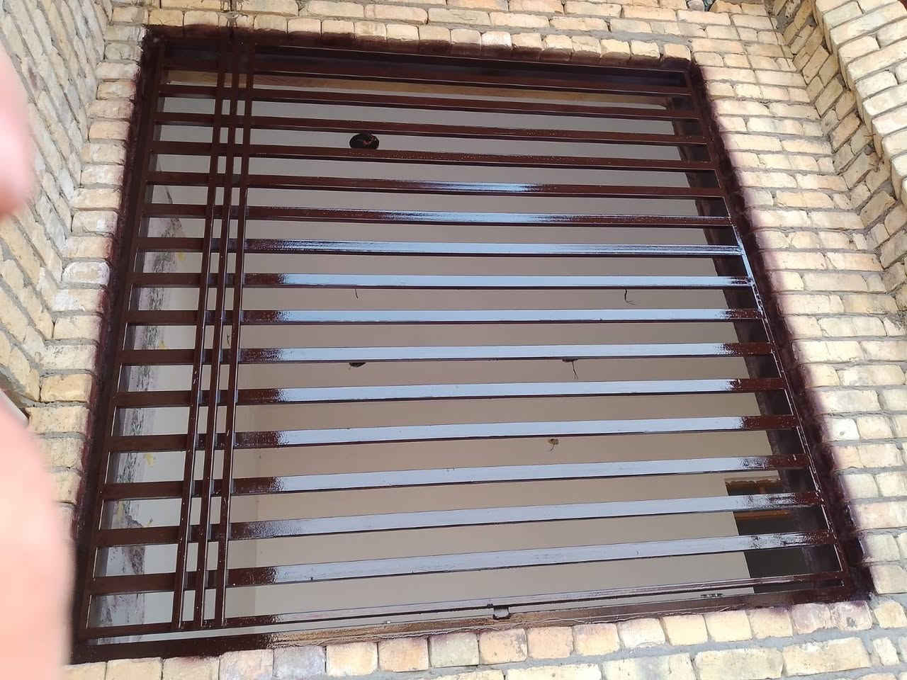 السلام عليكم انا صباغ وهذا شغلي اللي عنده شبابيك تنظيف وصبغ يتصل على هذا الرقم ***********
