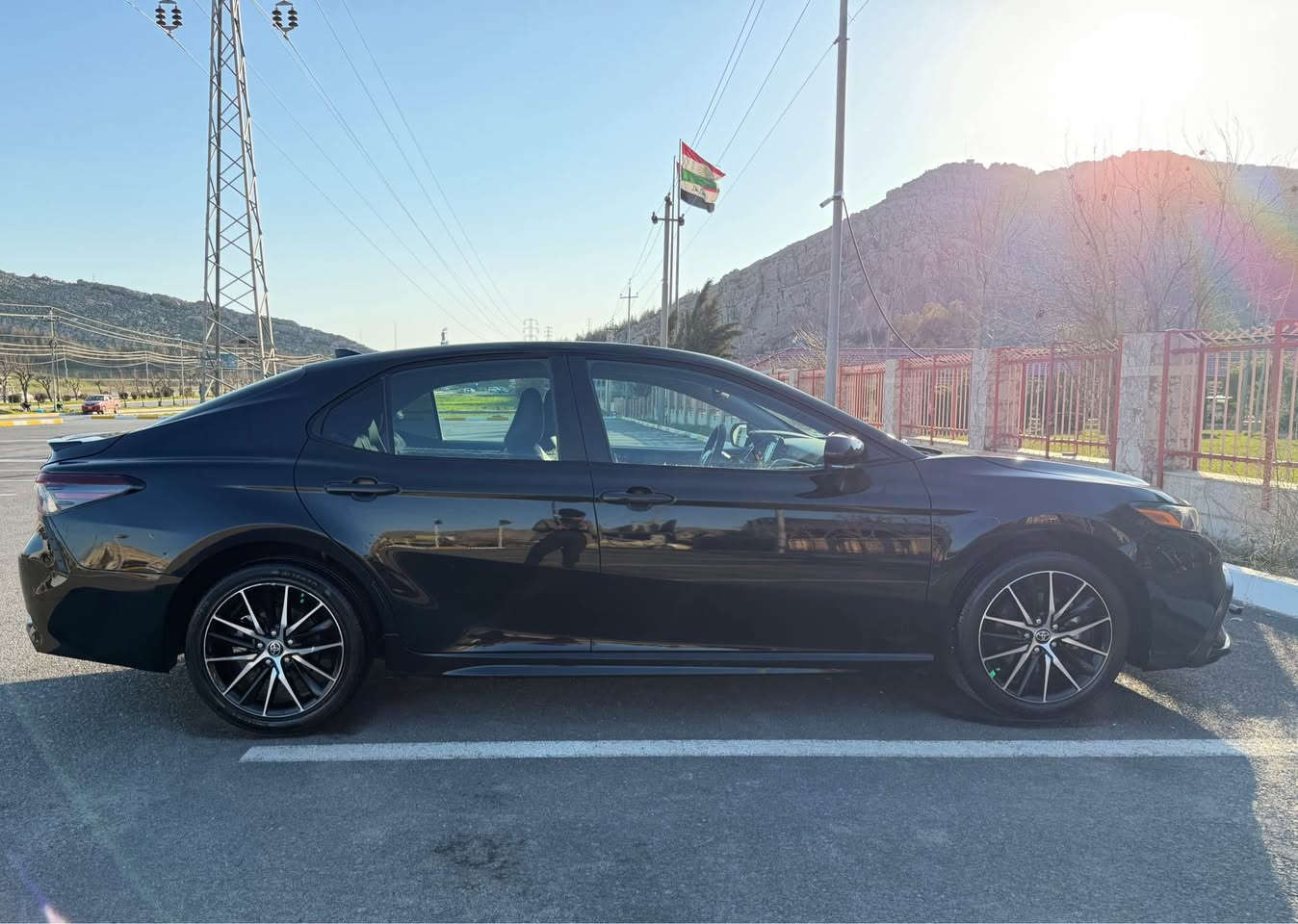 کامری ۲٠۲۳ Se 
۳٠ مایل ڕۆشتووە 
ڕادار خەتی جادەو تحدید سرعە 
کوشن کارەبا ، پادڵ شفتی سوکان 
گێڕ ئۆتاماتیک و عادی هتد...
سەنەوی و ژینگەی نوێیەو بەشەرتە 
بەس بۆنید بۆیاغ بێناو بێ ئێرباگ +دوو پەلە پی دی ئاڕ 
سەیارەکە گێڕو مەکینەی بەشەرتەو بێ عەیبە 
شوێن :ڕانیە 
٠۷٥٠۳۲۹۱٠۲۷ Singapore
