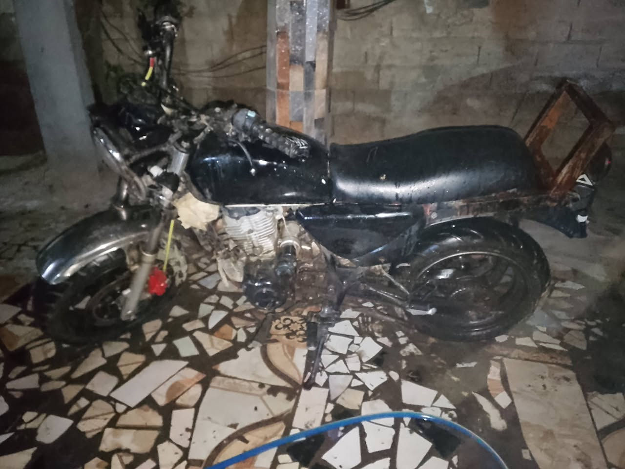 سلام عليكم دراجة للبيع سيامي كير بطح واحد جوه والباقي فوك بيها البكرة الخلفيه مال زنجيل تعبانه يرادلها تبديل يرادلها ترتيب تكعد تخبل بس ماعندي مجال هورن لايت شغال والباقي فوك مكاني شاطئ التاجي بيع او مراوس حسب القناعة


**إذا كنت صاحب هذا الإعلان وتريد حذفه لأي سبب، رجاءا أرسل رسالة إلى الدعم الفني**