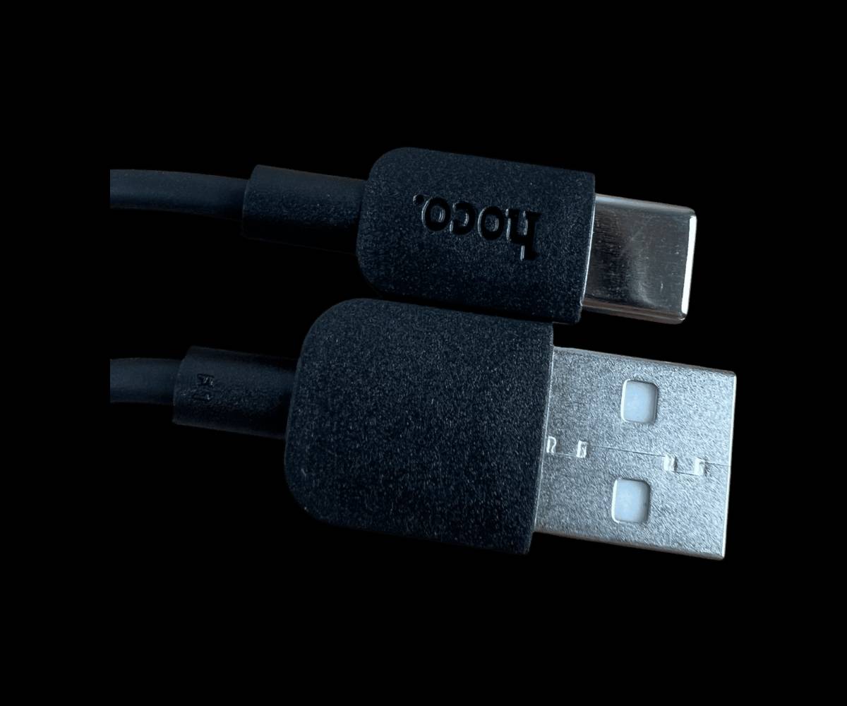 ايربود HOCO EQ27 AI للترجمة الفورية مع عزل ضوضاء

الاستخدامات

الترجمة الفورية أثناء المكالمات الهاتفية عند ربط السماعة بالتطبيق المخصص.

إجراء مكالمات واضحة حتى في الأماكن المزدحمة بفضل عزل الضوضاء.

الاستماع للموسيقى، الفيديوهات، والبودكاست بجودة صوت عالية.

مناسبة للسفر، العمل، الدراسة، والتواصل مع أشخاص بلغات مختلفة.

المميزات

ترجمة ذكية بالذكاء الاصطناعي (AI Translation) تدعم الترجمة عبر التطبيق لأكثر من 134 لغة.

تقنية عزل الضوضاء ANC + ENC لتحسين جودة المكالمات وتقليل الضجيج المحيط.

4 مايكروفونات لالتقاط صوت واضح أثناء المكالمات والترجمة.

إصدار بلوتوث 5.4 لاتصال أسرع وثابت مع استهلاك أقل للطاقة.

جودة صوت Hi-Fi مع دعم بروتوكولات الصوت: HSP  HFP  A2DP  AVRCP.

عمر بطارية السماعات حتى 7 ساعات استخدام متواصل.

علبة شحن توفر حتى 28 ساعة استخدام إجمالي (تشحن السماعات عدة مرات).

شحن عبر USB-C (DC 5V) سريع وسهل.

تصميم مريح مع سدادات سيليكون متعددة المقاسات لثبات أفضل داخل الأذن.

تحكم باللمس لتشغيل الموسيقى، المكالمات، والمساعد الصوتي.

محتويات الصندوق

سماعتي ايربود HOCO EQ27 AI

علبة شحن

كابل شحن USB-C

سدادات أذن سيليكون إضافية

دليل الاستخدام

الملاحظات

الترجمة تعمل عند ربط السماعة بتطبيق الهاتف (يتطلب إنترنت).

الترجمة مخصصة للمكالمات والمحادثات، وليست ترجمة مستقلة بدون هاتف.

يُنصح بشحن السماعة بالكامل قبل أول استخدام.