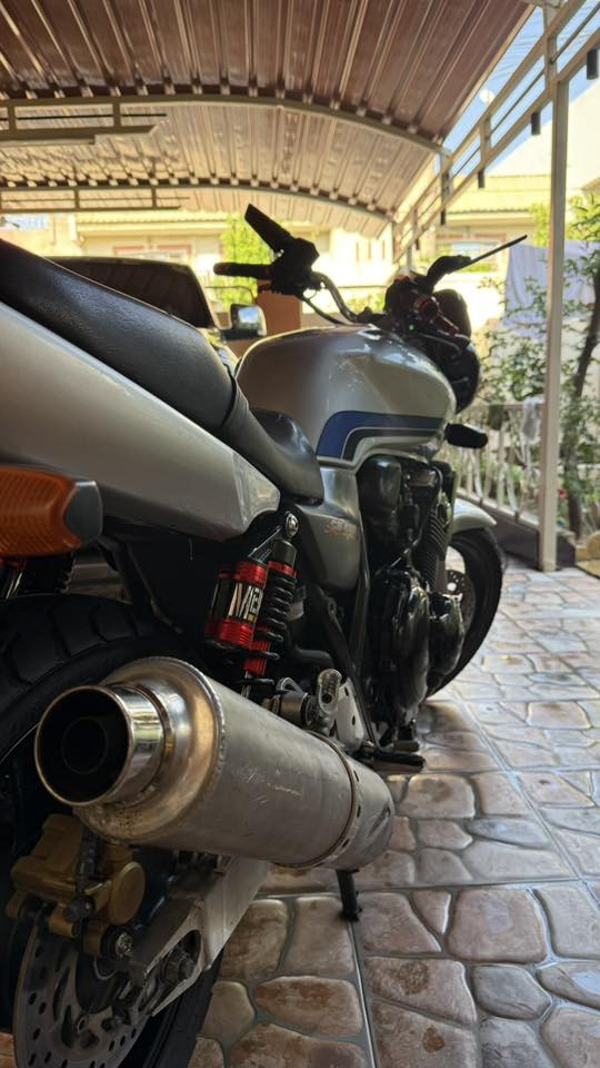 سلام عليكم  
Cb 400 جيل ثاني هايبر  16 ولف نظام vtec
موديل 2002 ماشيه 10،600 حقيقي دخول جديد
كفاله  عامه من التاير للتاير 
عليها ادامه كامله بلكات NGK جديدات  وادامه للكابريتر وتايرات جديد كلشي عليها جديد ومكفول مابيها نقص برغي 
نكره سلف بكل وقت طالعه  من معرض هوندا 
عليها كزوز كاتم + كزوز SE ماشاده موجود 
يدات  البريك والكلج  الاصليات  هم موجودين 
درع الميكنه هم موجود بس ماشاده للجماليه 
معدل 150 
اكرر الدراجه كفاااله عامه من مكينه وكير وشاصي وكهربائيات  وكلشي 
بيها فقط مكاتبه من ينفتح ترقيم أنت ترقم   
عنوانها موصل الرفاعي 
سبب البيع  اريد سياره  
*********** 
سعر 18 وبيها مجال بسيط
