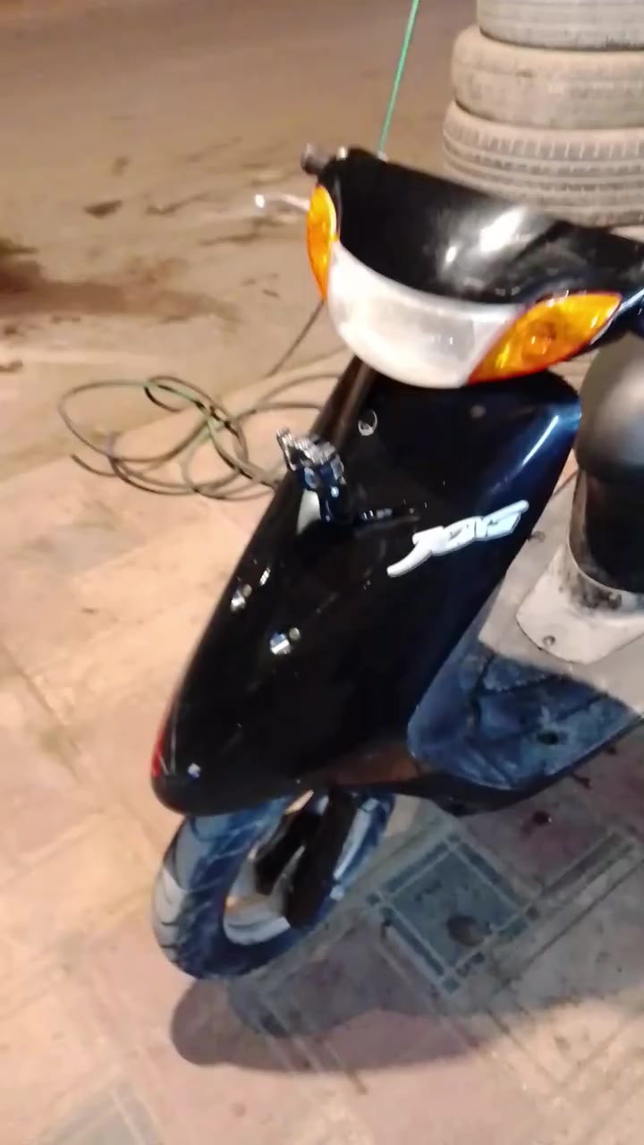 متاح دراجه عصفوري حاويه صارلها اقل الشهر طالعه بس التصوير ضالمها كهربائيات شغاله اشاير بك لايت لايت بيها بومه مثل ماتشوف بس بيه صوت بلكير شلعه ومشي فول الدراجه ماطلع بيه تريدها سعرها ٥٠٠ وبيها مجال بسيط كلش جماعة350 ماتفيدكم رجاءً ناصريه مركز بشارع 19.         ***********
