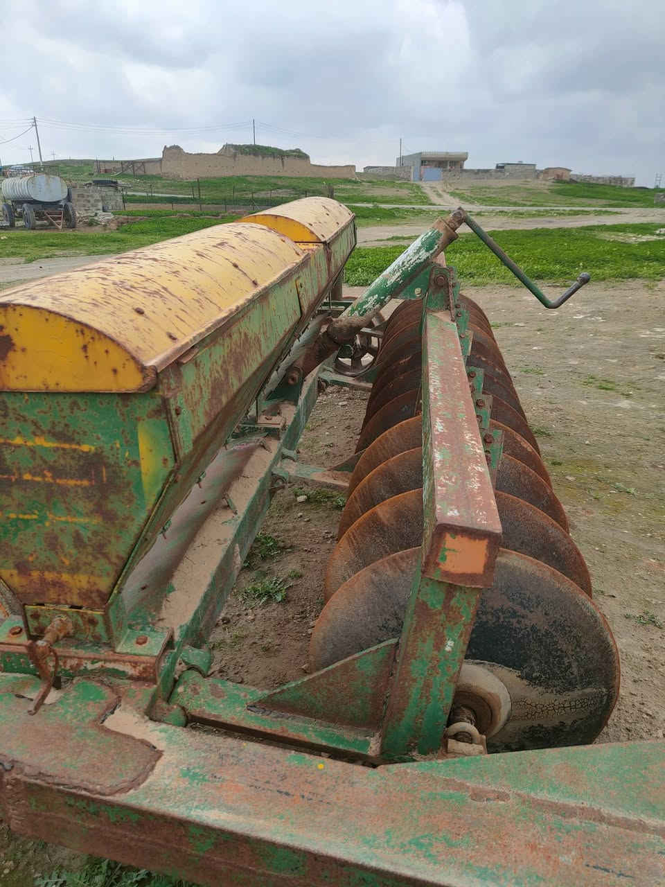 دسع 12 شرط نضيف للبيع وعربانه صينيه بلادي للبيع ثنيهن للبيع سعر 5مليون مكان جنوب الموصل الموشراي لايخبر رجااان.   ***********
