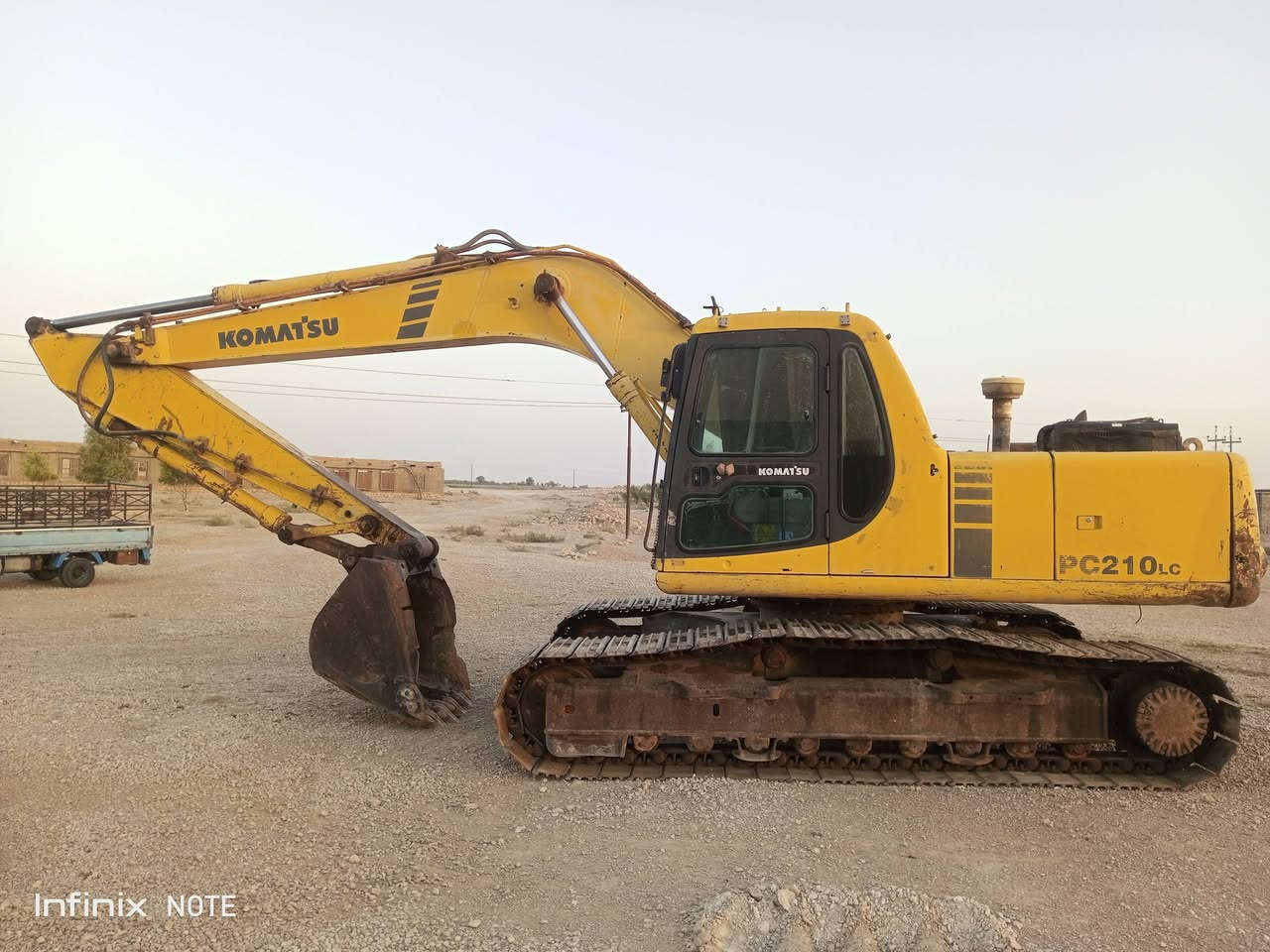 حفاره كوماتسو210 موديل 96 لبيع جهزه من كلشي.ويه جك وكيله  مسجله اربيل سنويه جديده سعر 3 دفاتر ونص بيه مجال مكان انبار  رقم ***********
