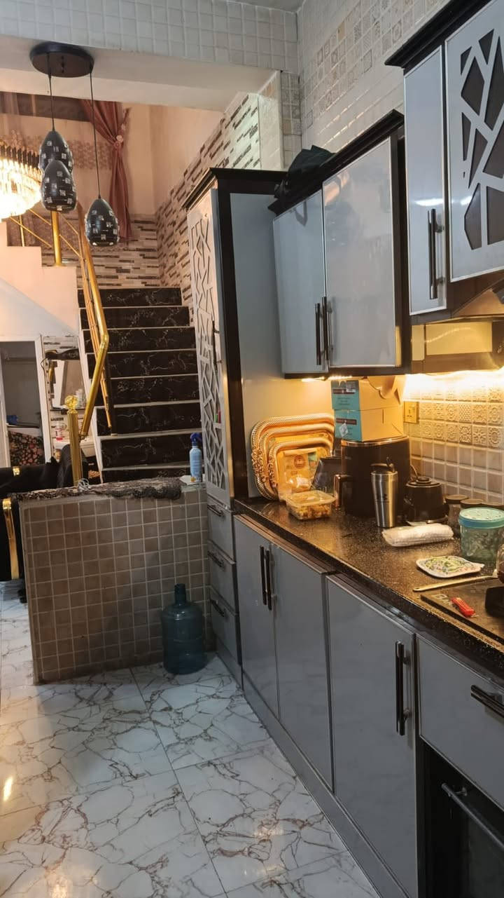 بيت ١٠٠ متر طابو زراعي
سند ٢٥ 
واجهه ٧ ونص نزال ١٣ ونص ( طابقين)
يحتوي الدار على غرفتين وصاله وكليدور ومطبخ 
و٢ صحيات داخليه وخارجيه 
الموقع/ نادر قراغول شارع الكبان فرع الصيدليه ***********
السعر 95 وقابل للتفاوض

