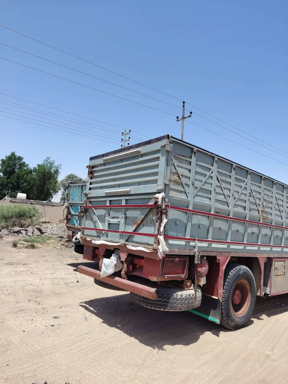 سلام عليكم بدي البي للبيع طول 6و40 وعرض 2مترين و40 العنوان النجف ***********///***********
