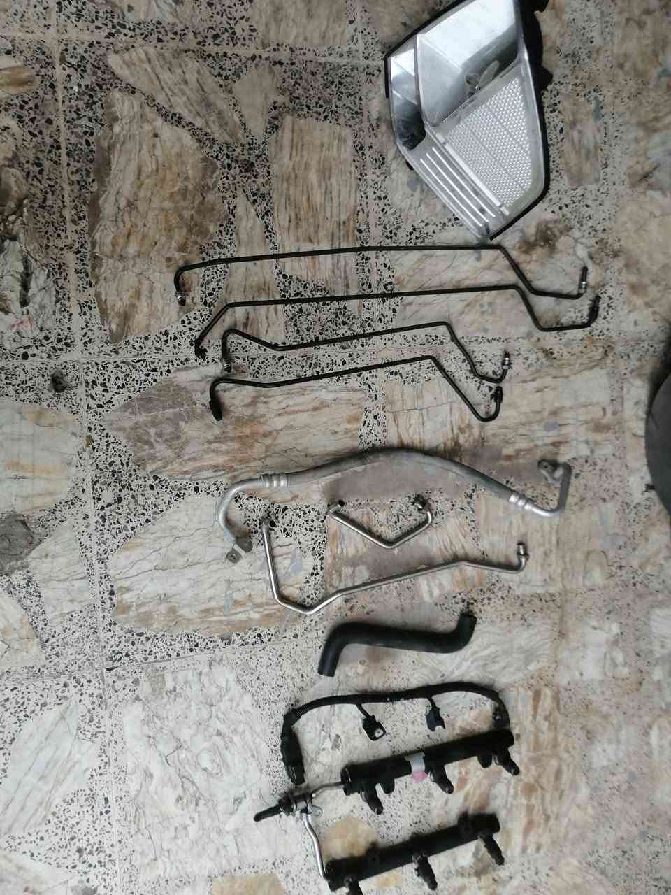 السلام عليكم عندي مجموعة غراض سيارة موهافي  تشمل (سوباية نيكل جاهزة، راديترشغال، بنكة، مشط نوزلات مع نوزلات مستعملة، دبة دهن باور ستيرن مع قاعدتها، رولة قايش، بواري راديتر، بواري رفيعة مشط ستيرن، مازده، جوينات،  ومواد أخرى متنوعة مبينه في الصور) للتواصل الرقم  ***********
